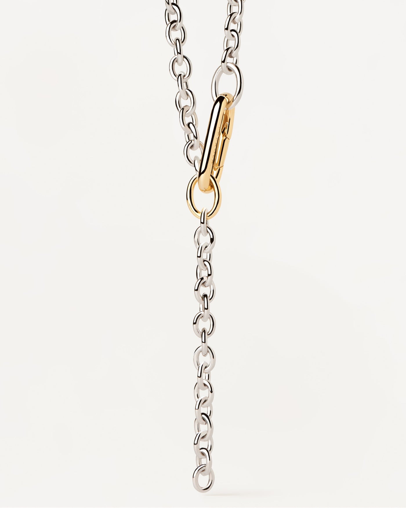 Beat Gliederkette. Bicolor-Y-Halskette mit silbernen Gliedern und auffälligem vergoldetem Verschluss. Erhalten Sie die neuesten Produkte von PDPAOLA. Geben Sie Ihre Bestellung sicher auf und erhalten Sie diesen Bestseller.