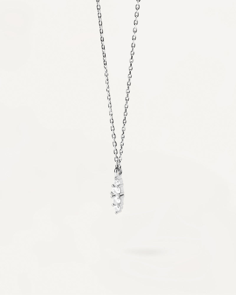 Collana a catena in argento con ciondolo a forma di occhio e cluster di pietre multiple