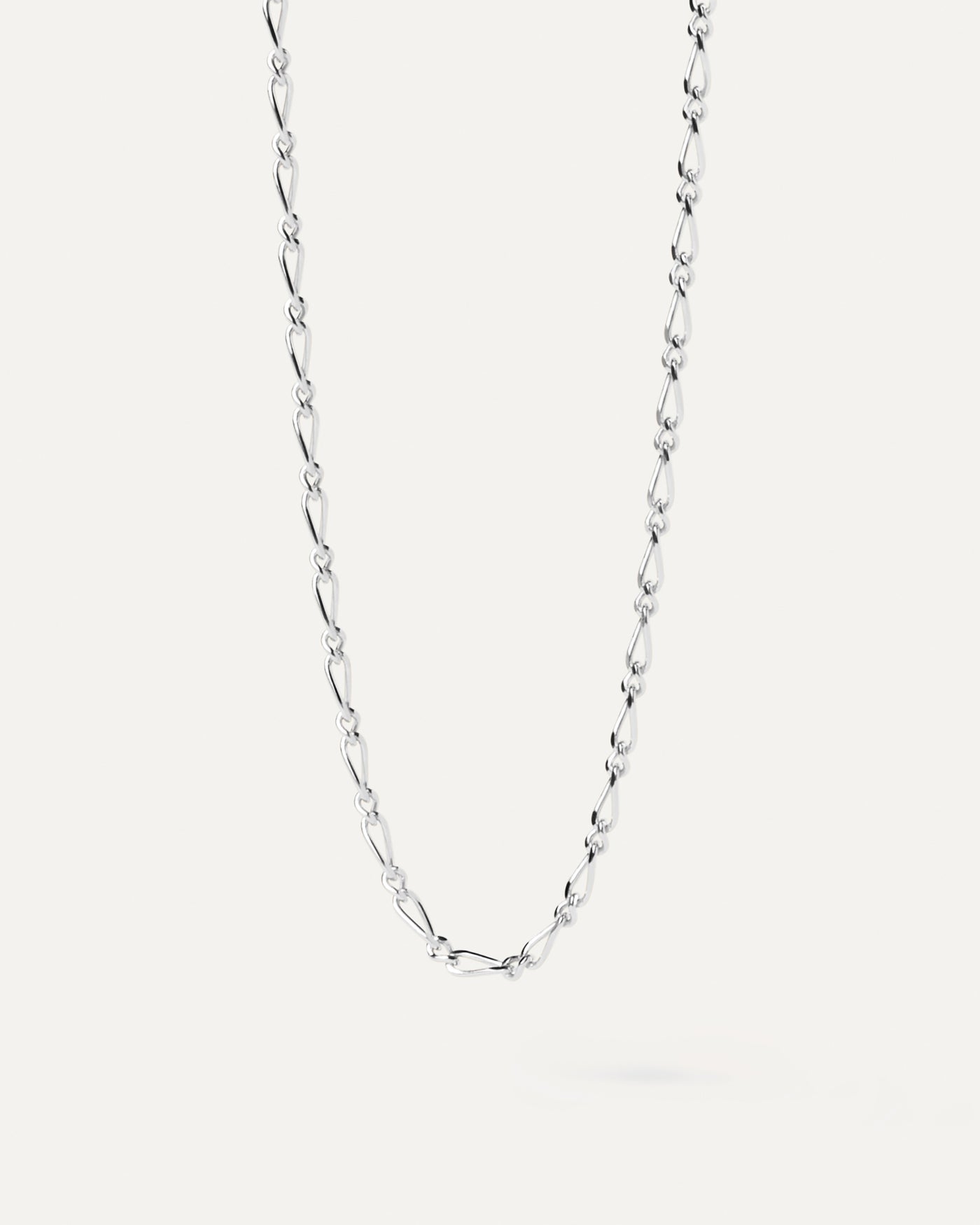 Collier Chaîne en Argent Adele. Collier chaîne élégant en argent à maillons asymétriques entrelacés. Découvrez les dernières nouveautés de chez PDPAOLA. Commandez et recevez votre bijou en toute sérénité.