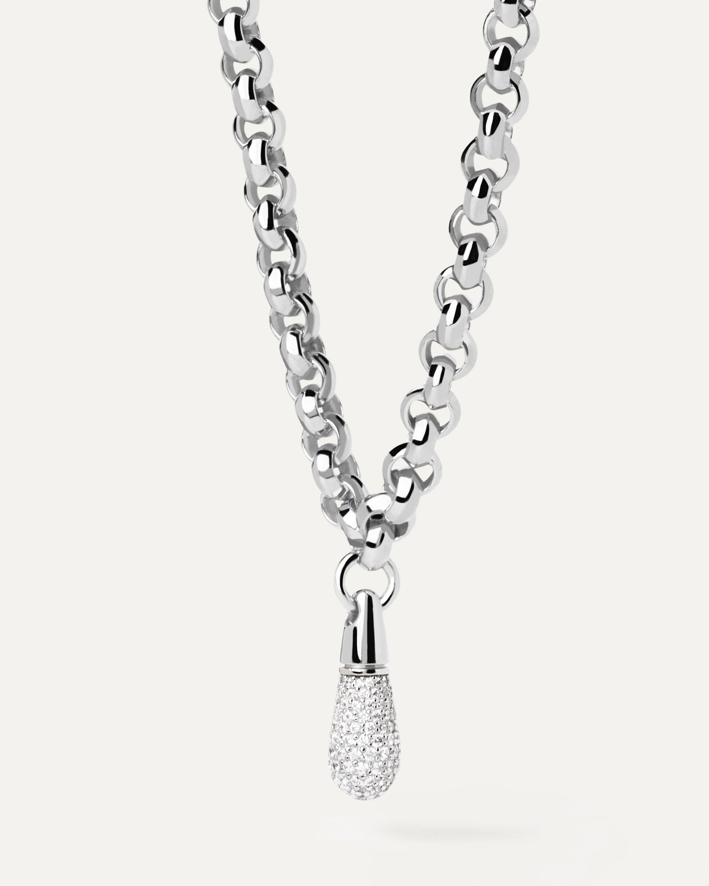 Collana a Catena in Argento Jazz. Collana a catena rolo in argento con un ciondolo a goccia pavé. Acquista le ultime novità di PDPAOLA. Effettua il tuo ordine in tutta sicurezza e non lasciarti sfuggire questo best seller.