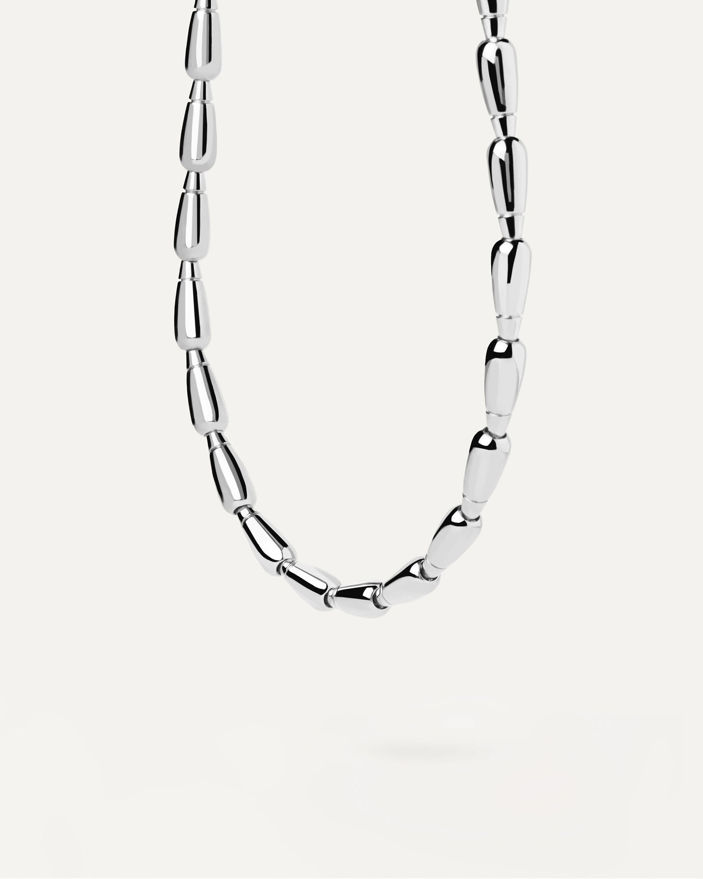 Gigi Silberhalskette. Silberne Halskette mit Tropfen-förmigen Perlen und quadratischem Verschluss. Erhalten Sie die neuesten Produkte von PDPAOLA. Geben Sie Ihre Bestellung sicher auf und erhalten Sie diesen Bestseller.