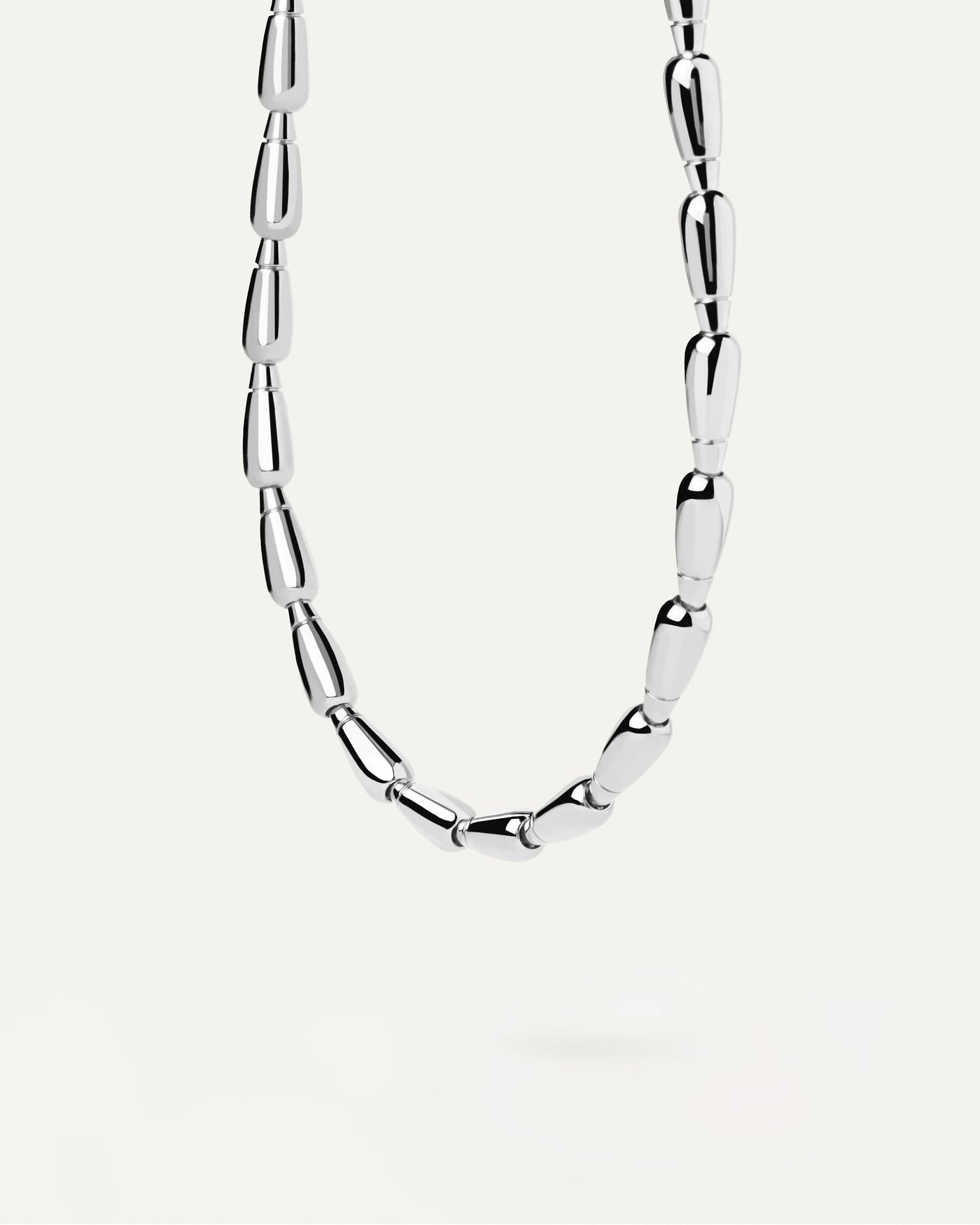 Collier en Argent Gigi. Collier en argent de perles en forme de goutte avec fermoir carré. Découvrez les dernières nouveautés de chez PDPAOLA. Commandez et recevez votre bijou en toute sérénité.