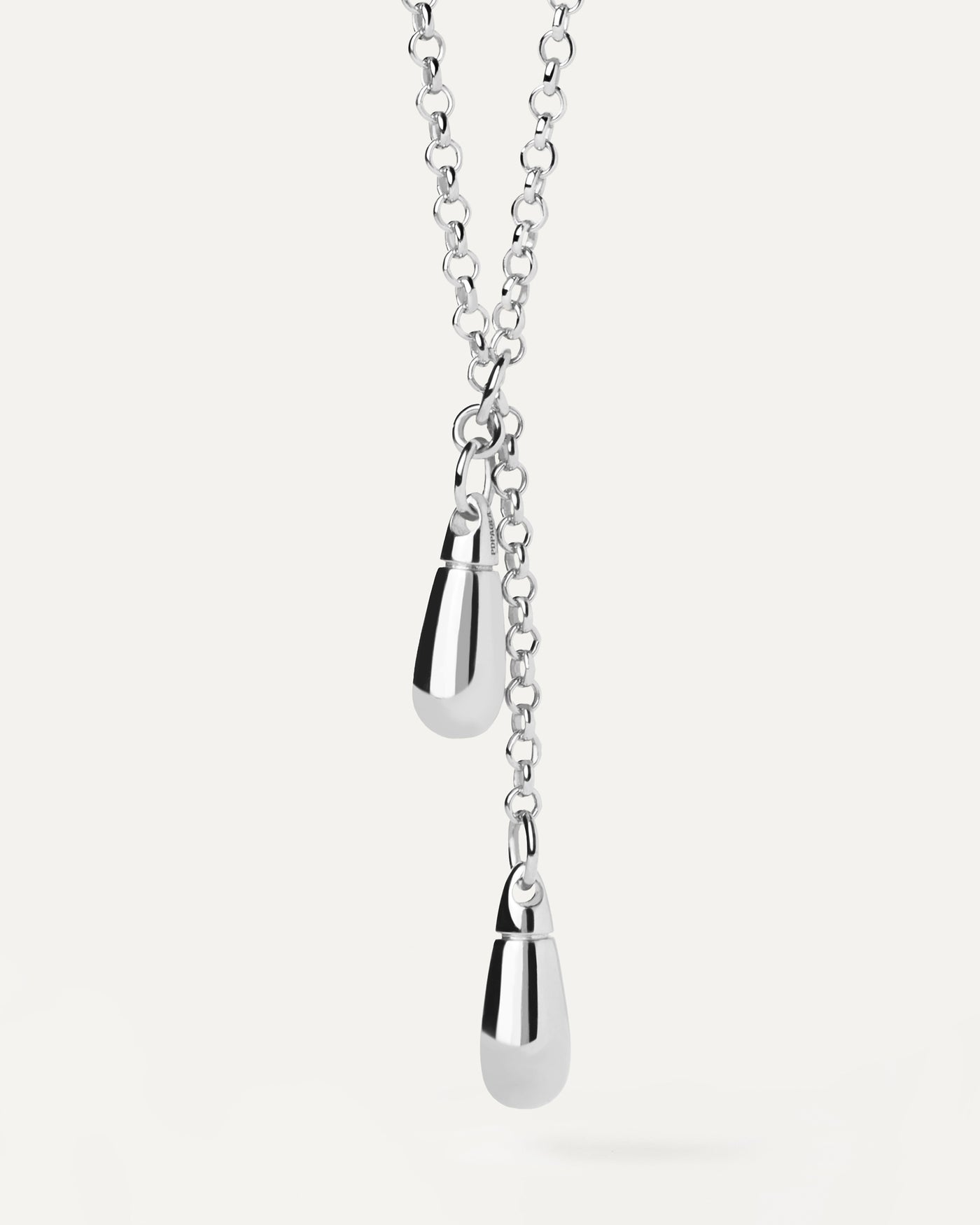 Collier Chaine en Argent Tango. Collier chaine Y en argent avec longueur ajustable et deux pendentifs en forme de goutte. Découvrez les dernières nouveautés de chez PDPAOLA. Commandez et recevez votre bijou en toute sérénité.