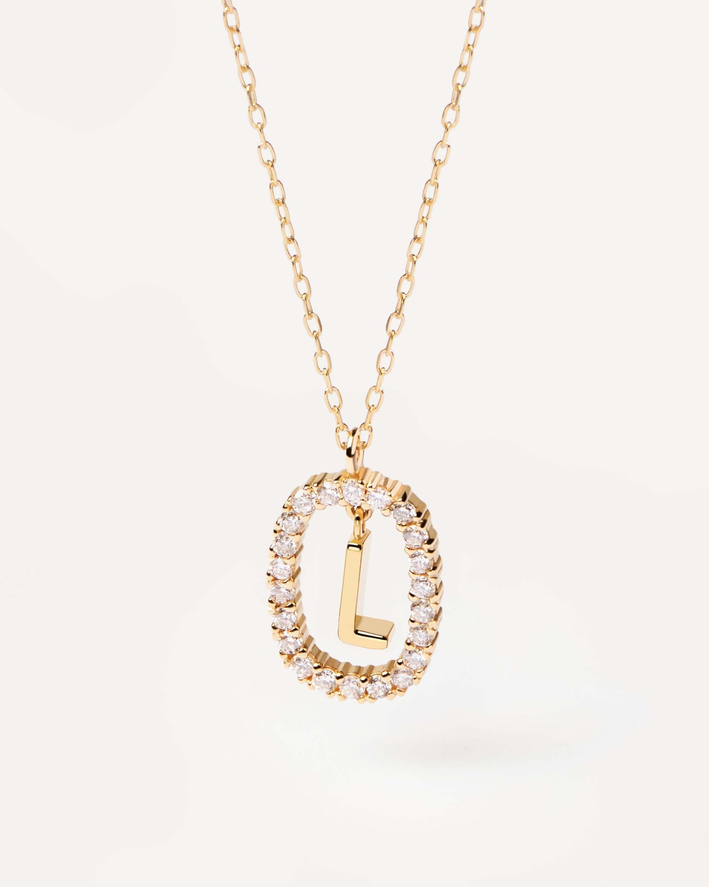 Collier Lettre L en Diamants et Or. Collier initiale P en or jaune massif, encerclé de diamants de laboratoire de 0,33 carat. Découvrez les dernières nouveautés de chez PDPAOLA. Commandez et recevez votre bijou en toute sérénité.