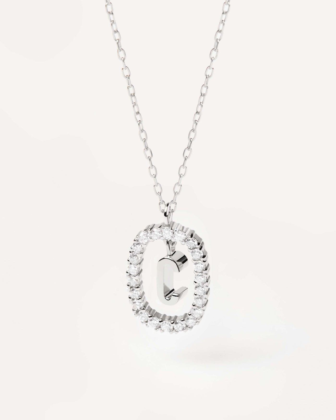 Selección 2023 | Collar de Diamantes y Oro Blanco Letra C. Collar de inicial C en oro blanco macizo, rodeado de diamantes de laboratorio de 0,33 quilates. Consigue las últimas novedades de PDPAOLA. Haz tu pedido de forma segura y obtén este Best Seller. Envío Gratis.