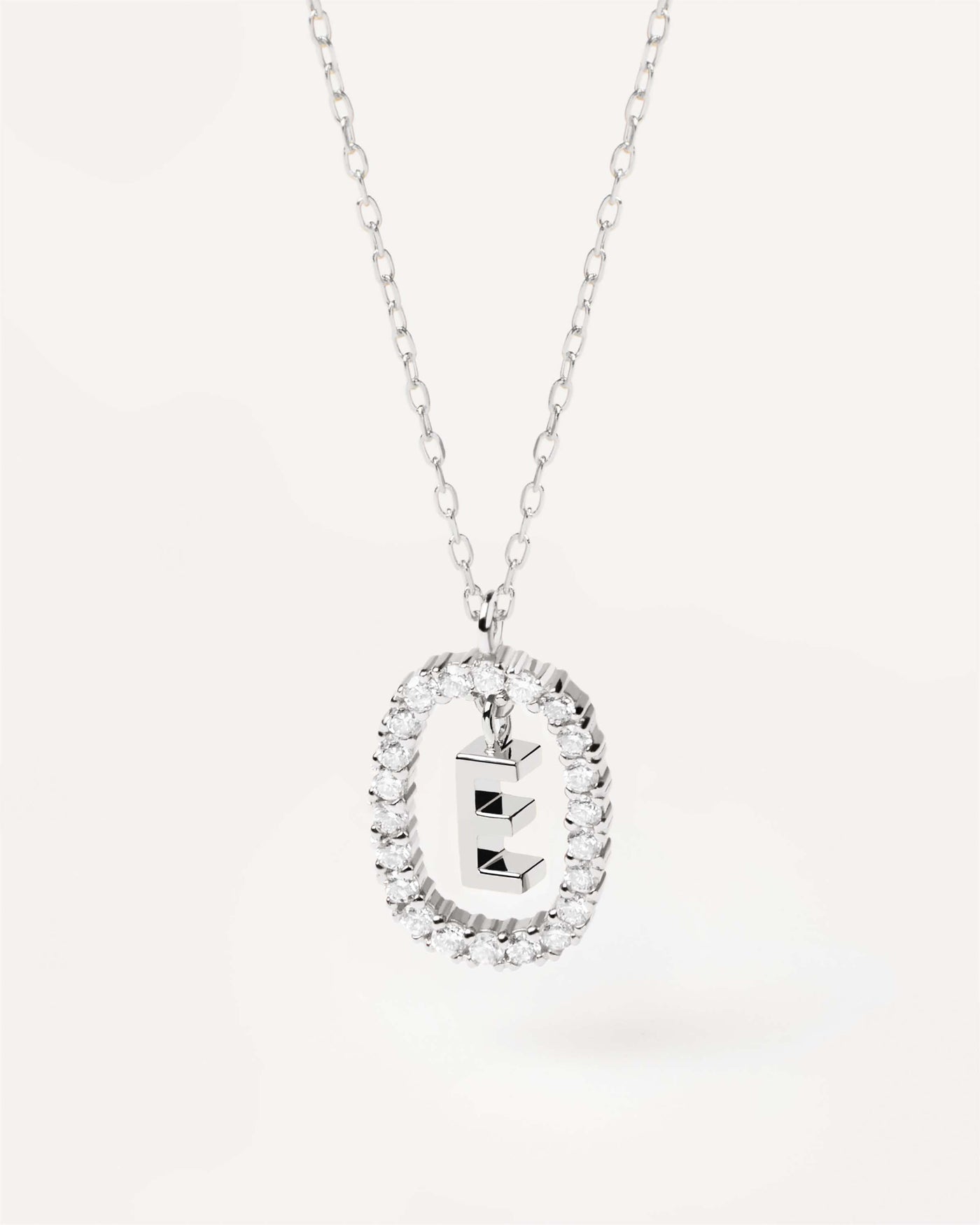 Selezione 2023 | Collana in Diamanti e Oro Bianco Con Lettera E. Collana con iniziale E in oro bianco massiccio, circondata da diamanti lab-grown da 0,33 carati. Acquista le ultime novità di PDPAOLA. Effettua il tuo ordine in tutta sicurezza e non lasciarti sfuggire questo best seller. Spedizione gratuita.
