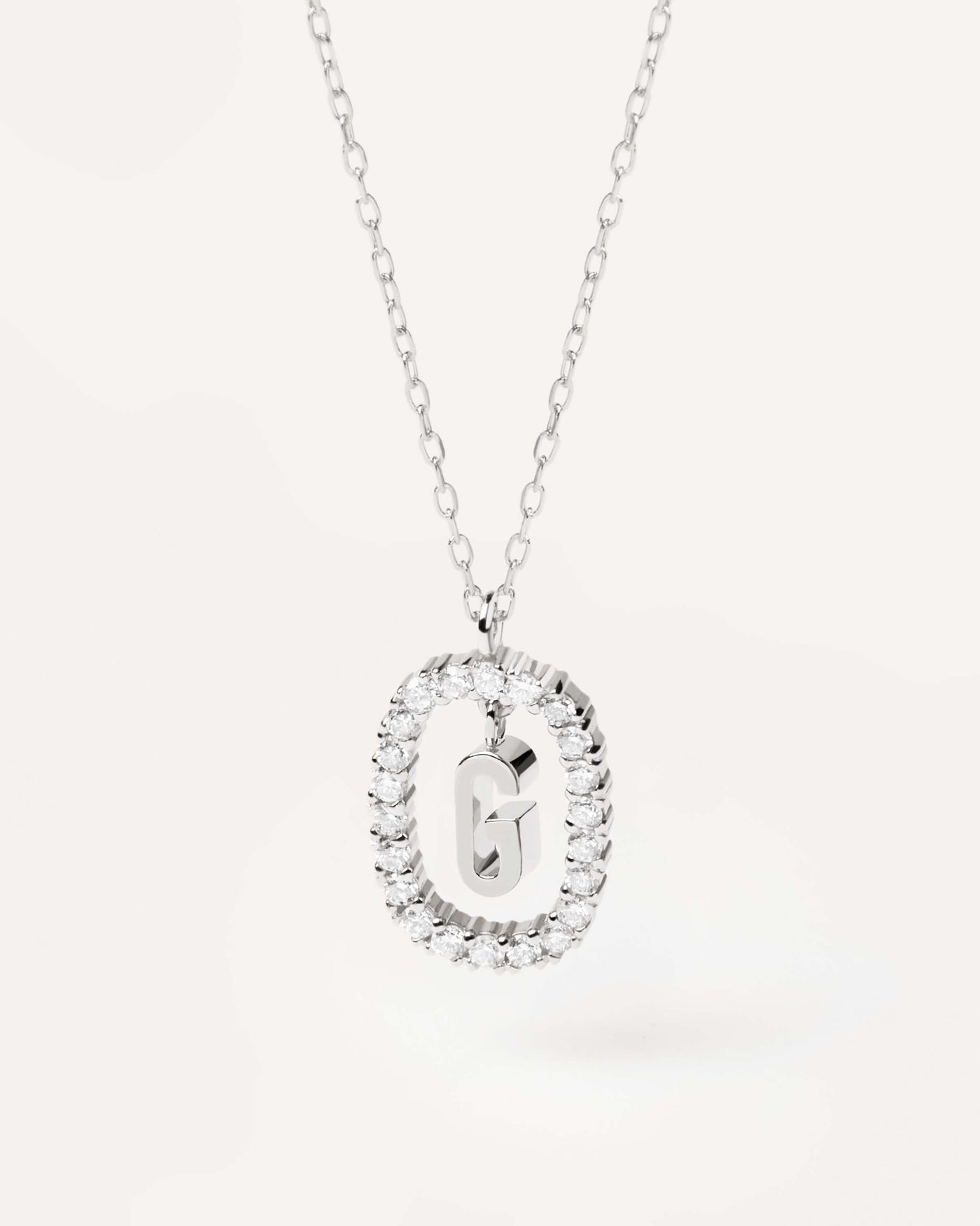 Selección 2023 | Collar de Diamantes y Oro Blanco Letra G. Collar de inicial G en oro blanco macizo, rodeado de diamantes de laboratorio de 0,33 quilates. Consigue las últimas novedades de PDPAOLA. Haz tu pedido de forma segura y obtén este Best Seller. Envío Gratis.