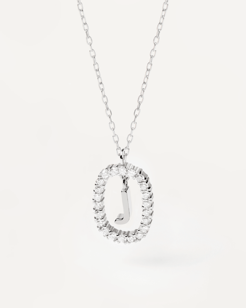 Collana in Diamanti E Oro Bianco Con Lettera J - 
  
    Oro bianco 18K / Placcatura in argento rodiato
  
