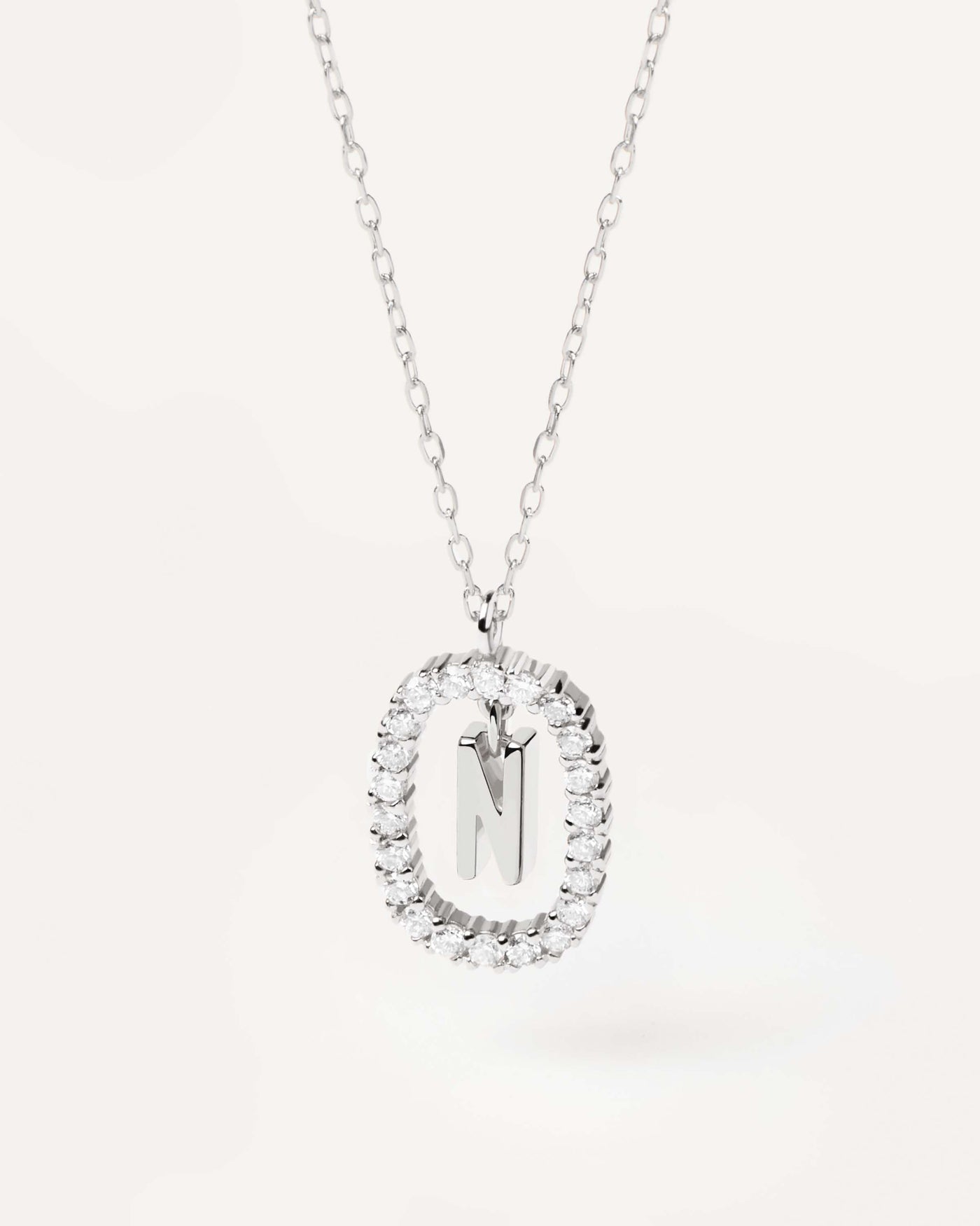 Selezione 2023 | Collana in Diamanti e Oro Bianco Con Lettera N. Collana con iniziale N in oro bianco massiccio, circondata da diamanti lab-grown da 0,33 carati. Acquista le ultime novità di PDPAOLA. Effettua il tuo ordine in tutta sicurezza e non lasciarti sfuggire questo best seller. Spedizione gratuita.