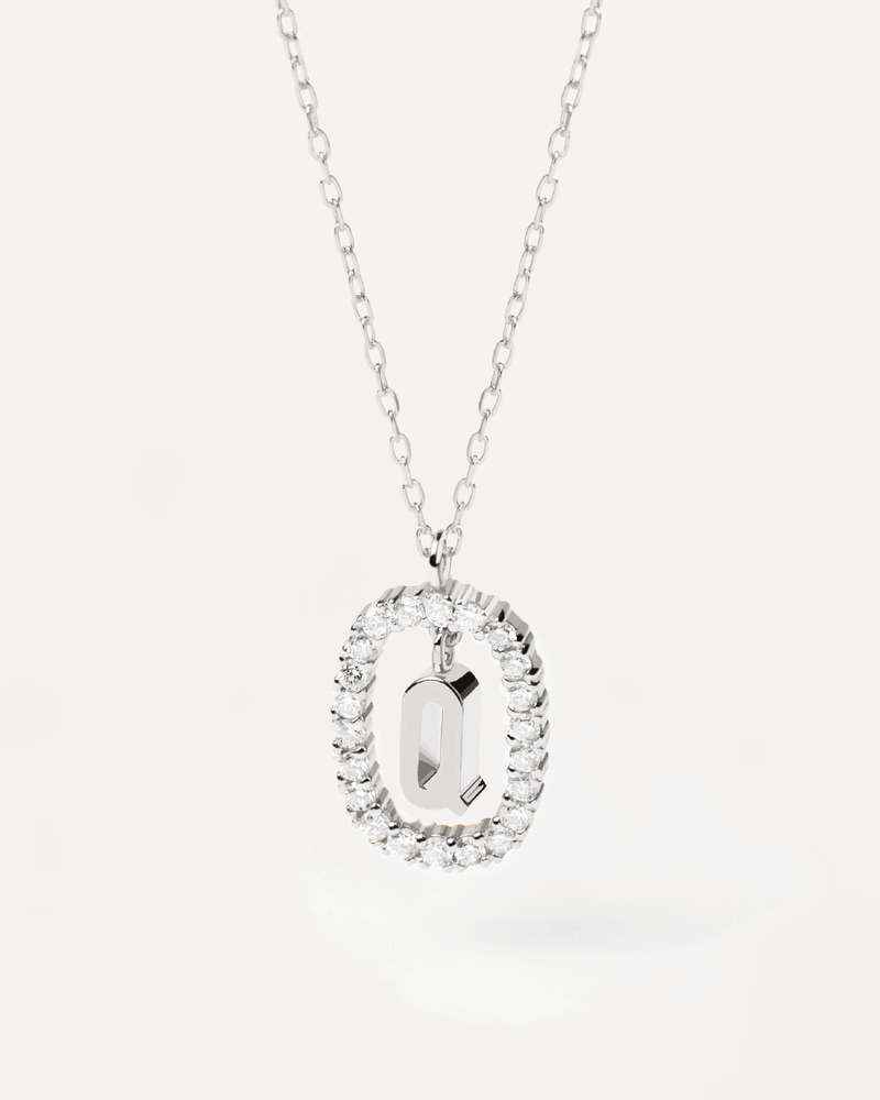 Collana in Diamanti E Oro Bianco Con Lettera Q - 
  
    Oro bianco 18K / Placcatura in argento rodiato
  
