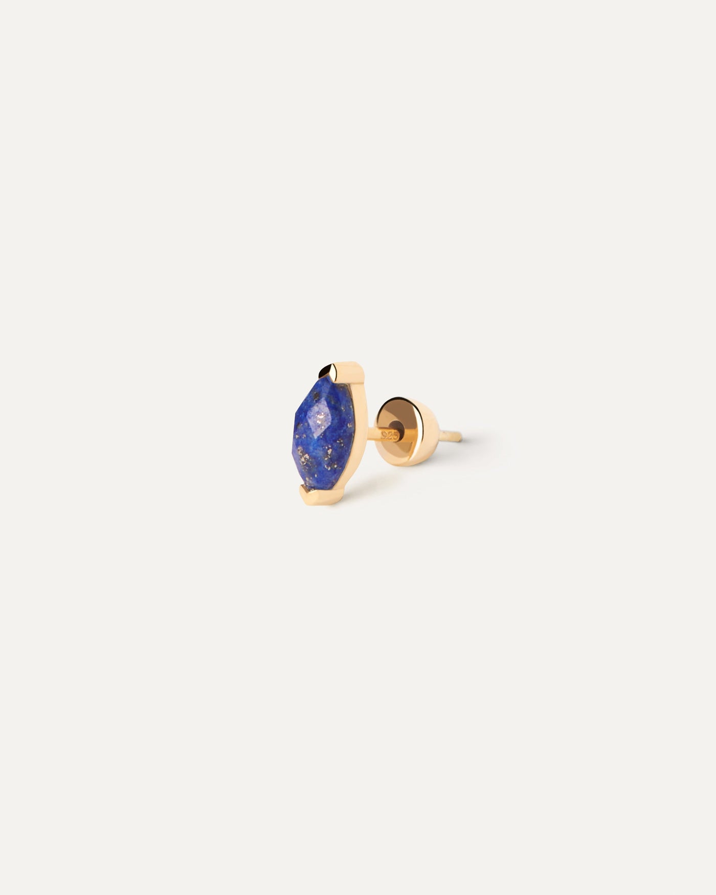 Boucle D'Oreille Individuelle Lapis-Lazuli Nomad. Boucle d'oreille clou plaquée or ornée d'une pierre fine bleue taillée en marquise. Découvrez les dernières nouveautés de chez PDPAOLA. Commandez et recevez votre bijou en toute sérénité.