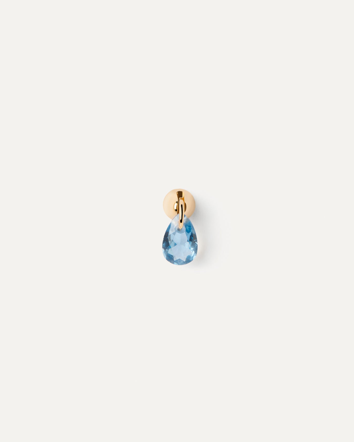 Boucle d'oreille individuelle Lily bleu. Clou d'oreille individuel en plaqué or avec un pendentif de zircon bleu en forme de goutte. Découvrez les dernières nouveautés de chez PDPAOLA. Commandez et recevez votre bijou en toute sérénité.