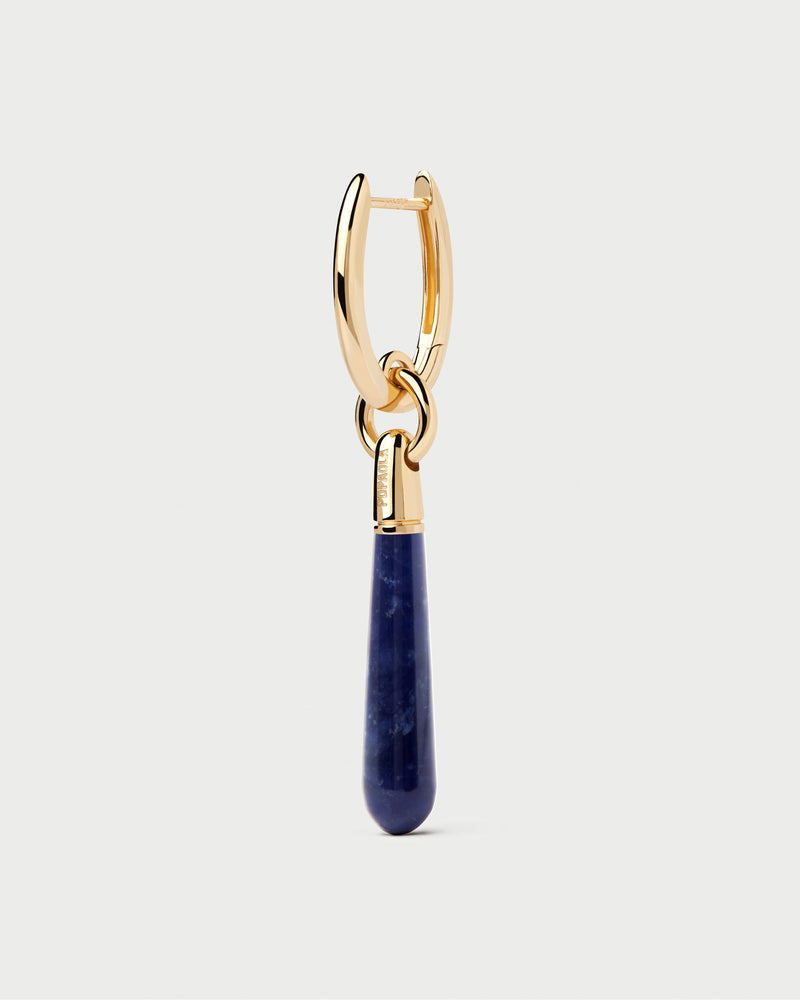Orecchino a cerchio con un ciondolo con pietra blu a goccia