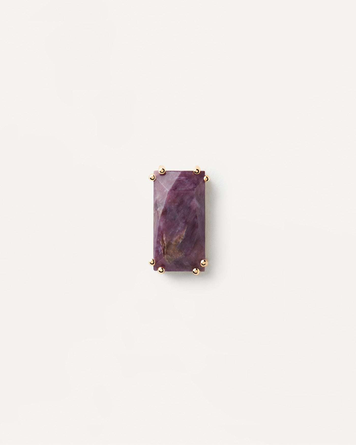 Sortiment 2023 | Maiko Charoit Einzelner Ohrring. Vergoldeter Piercing-Ohrstecker mit violettem Edelstein in rechteckiger Form. Erhalten Sie die neuesten Produkte von PDPAOLA. Geben Sie Ihre Bestellung sicher auf und erhalten Sie diesen Bestseller. Kostenloser Versand.