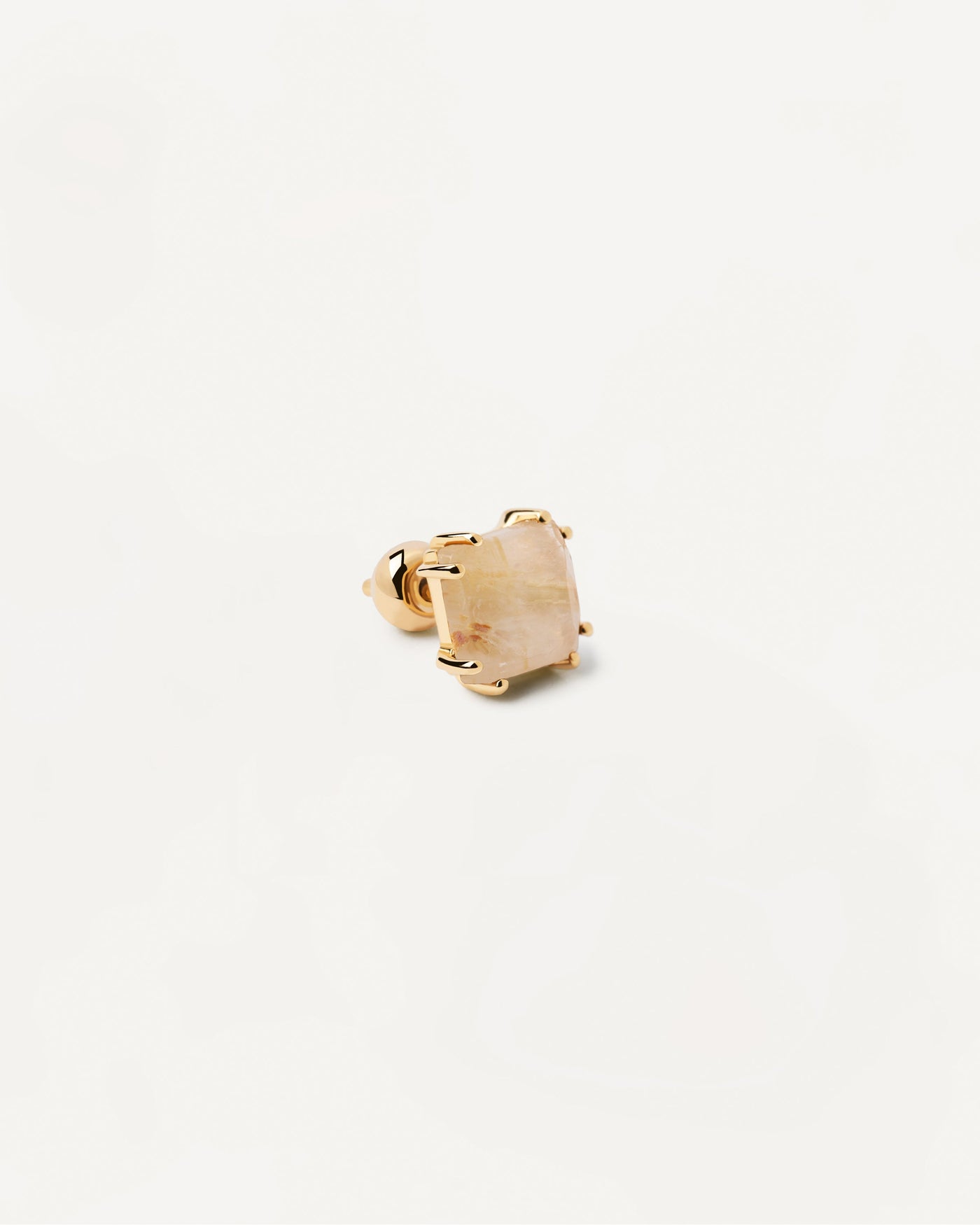 Sélection 2023 | Boucle D’Oreille Individuelle Suki en Quartz Rutilé. Piercing puce d'oreille en plaqué or avec pierre fine beige taille Asscher. Découvrez les dernières nouveautés de chez PDPAOLA. Commandez et recevez votre bijou en toute sérénité. Livraison gratuite.