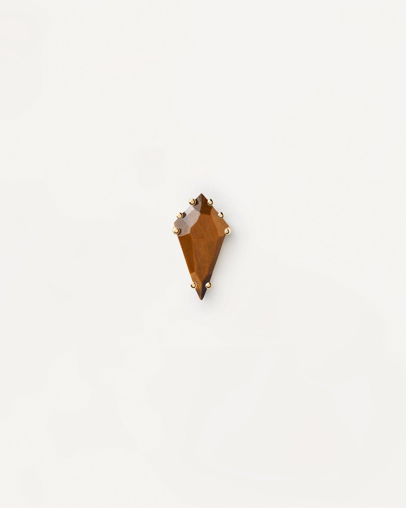 Sélection 2023 | Boucle D’Oreille Individuelle Akiro en Œil-De-Tigre. Piercing puce d'oreille en plaqué or avec pierre fine marron taillée en poire. Découvrez les dernières nouveautés de chez PDPAOLA. Commandez et recevez votre bijou en toute sérénité. Livraison gratuite.