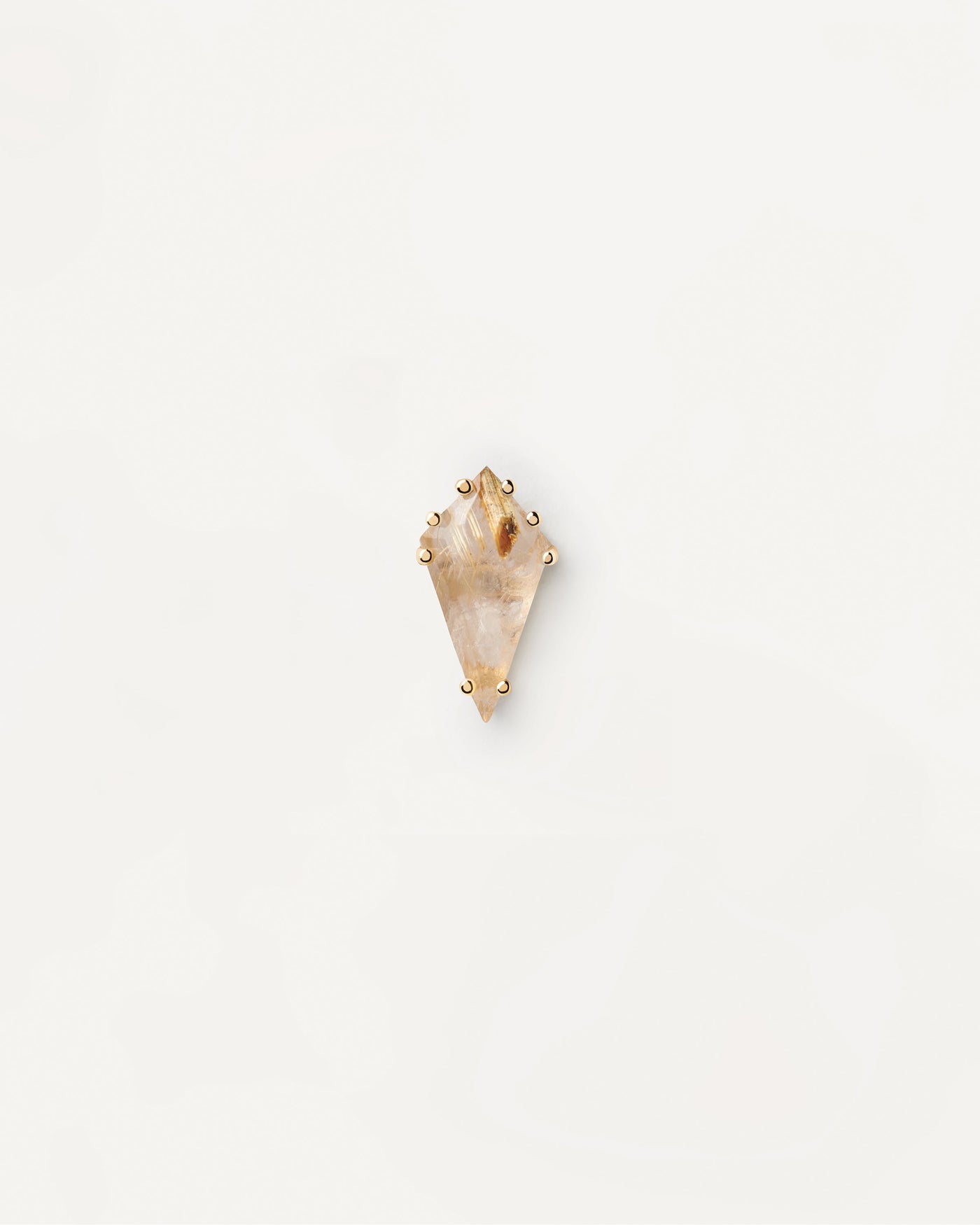 Selezione 2023 | Orecchino Singolo Akiro Quarzo Rutilato. Piercing a bottone placcato oro con gemma beige dalla forma appuntita. Acquista le ultime novità di PDPAOLA. Effettua il tuo ordine in tutta sicurezza e non lasciarti sfuggire questo best seller. Spedizione gratuita.