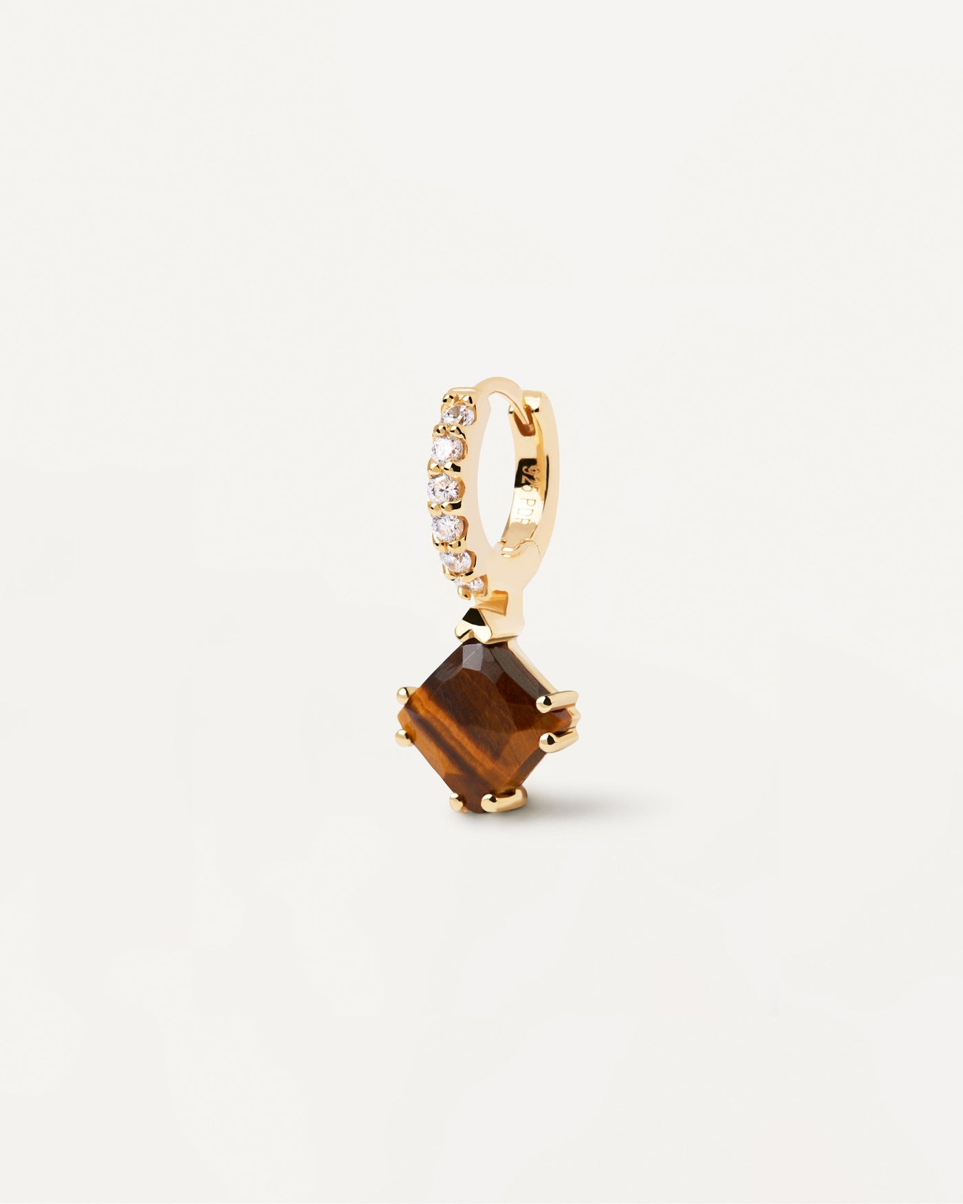 Selección 2023 | Pendiente Individual Fuji Con Ojo De Tigre. Piercing bañado en oro con aro de circonitas y colgante cuadrado de piedra marrón. Consigue las últimas novedades de PDPAOLA. Haz tu pedido de forma segura y obtén este Best Seller. Envío Gratis.