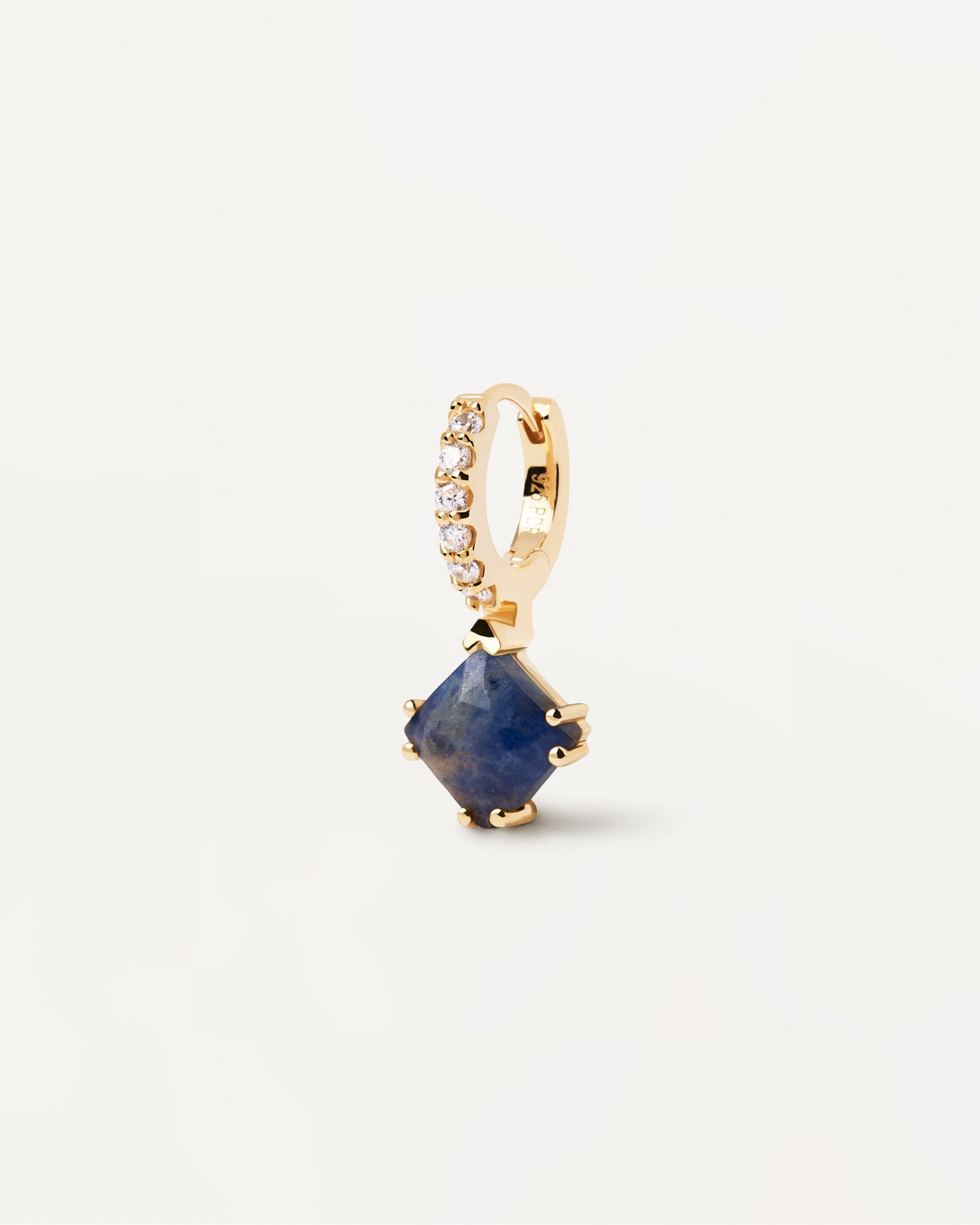 2023 Selection | Fuji Sodalite Single Earring. Gold-plated hoop ear piercing with white zirconia and dark blue squared gemstone pendant. Get the latest arrival from PDPAOLA. Place your order safely and get this Best Seller. Free Shipping.