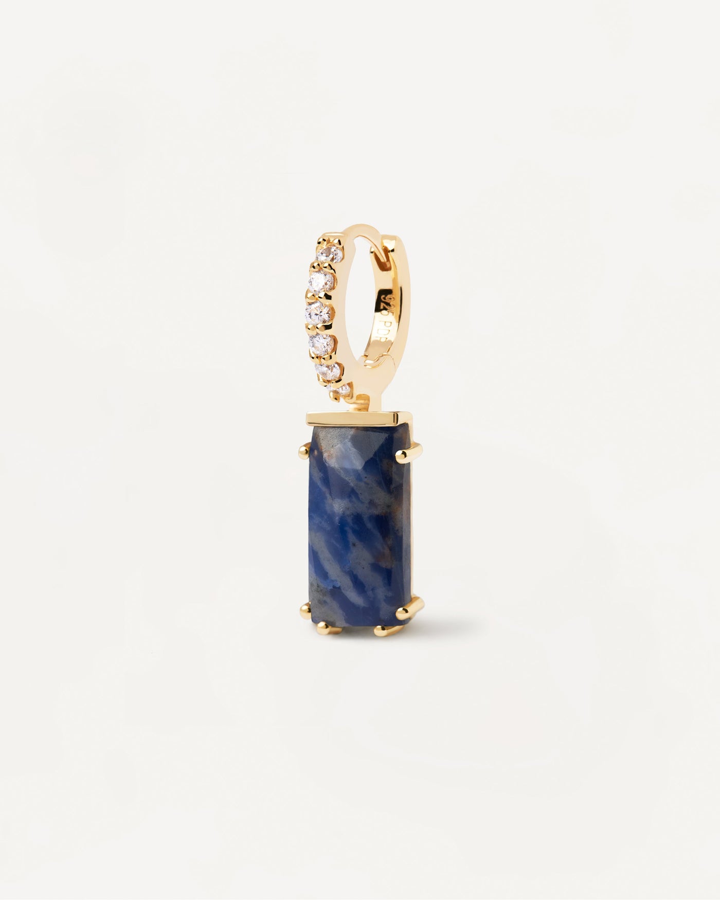 Selezione 2023 | Orecchino Singolo Kaori Sodalite. Piercing a cerchio placcato oro con zirconi bianchi e gemma rettangolare blu scuro. Acquista le ultime novità di PDPAOLA. Effettua il tuo ordine in tutta sicurezza e non lasciarti sfuggire questo best seller. Spedizione gratuita.