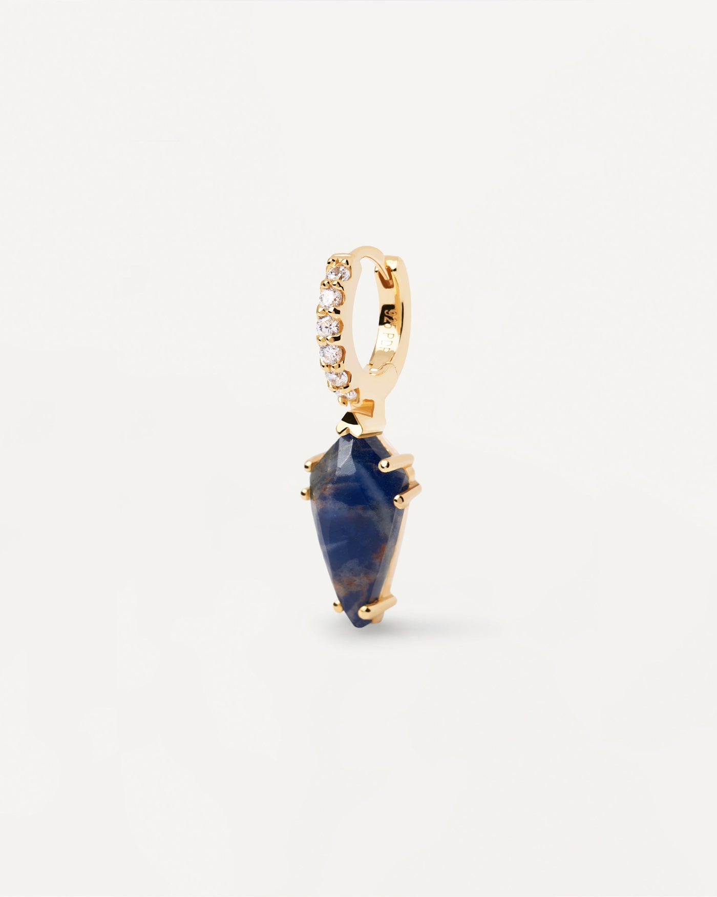 Boucle D’Oreille Individuelle Naoki Sodalite. Piercing créole en plaqué or avec pierre fine bleu foncé et anneau en zircons blancs. Découvrez les dernières nouveautés de chez PDPAOLA. Commandez et recevez votre bijou en toute sérénité.