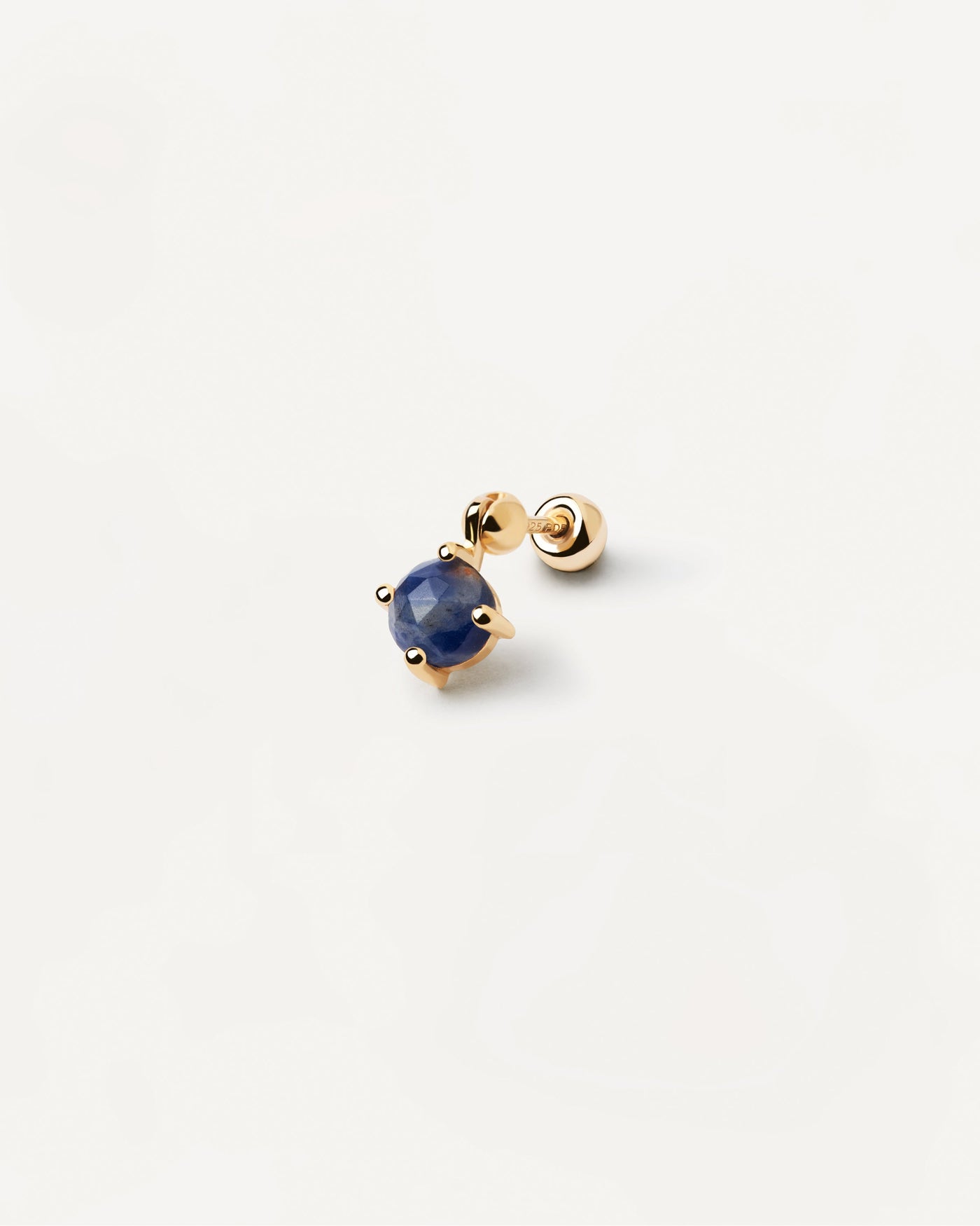 Boucle D’Oreille Individuelle Kimi Sodalite. Piercing d'oreille en plaqué or avec pendentif en pierre fine bleu foncé de forme ronde. Découvrez les dernières nouveautés de chez PDPAOLA. Commandez et recevez votre bijou en toute sérénité.