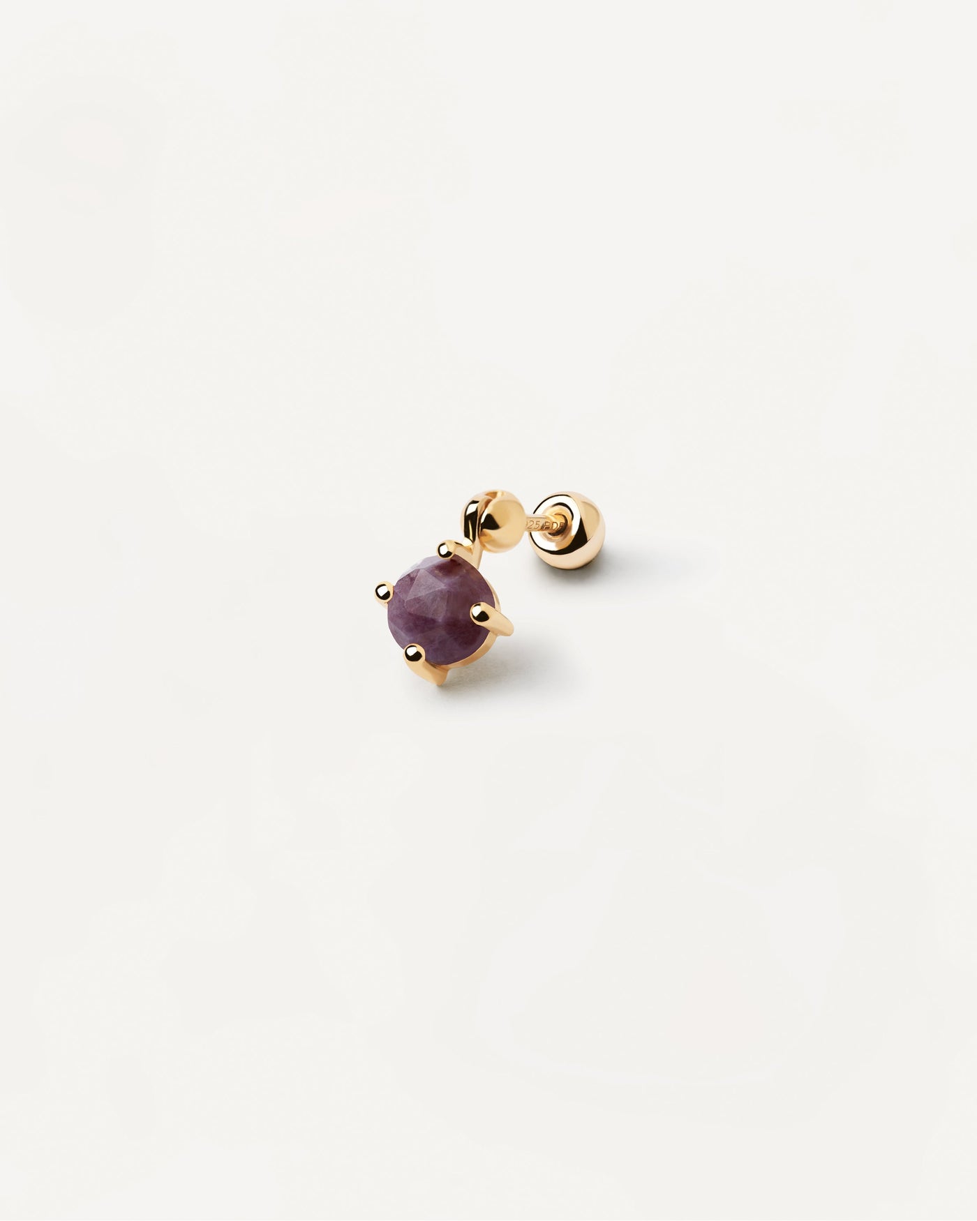 Pendiente Individual Kimi con Charoita. Piercing de oreja bañado en oro con colgante redondo de piedra morada. Consigue las últimas novedades de PDPAOLA. Haz tu pedido de forma segura y obtén este Best Seller.