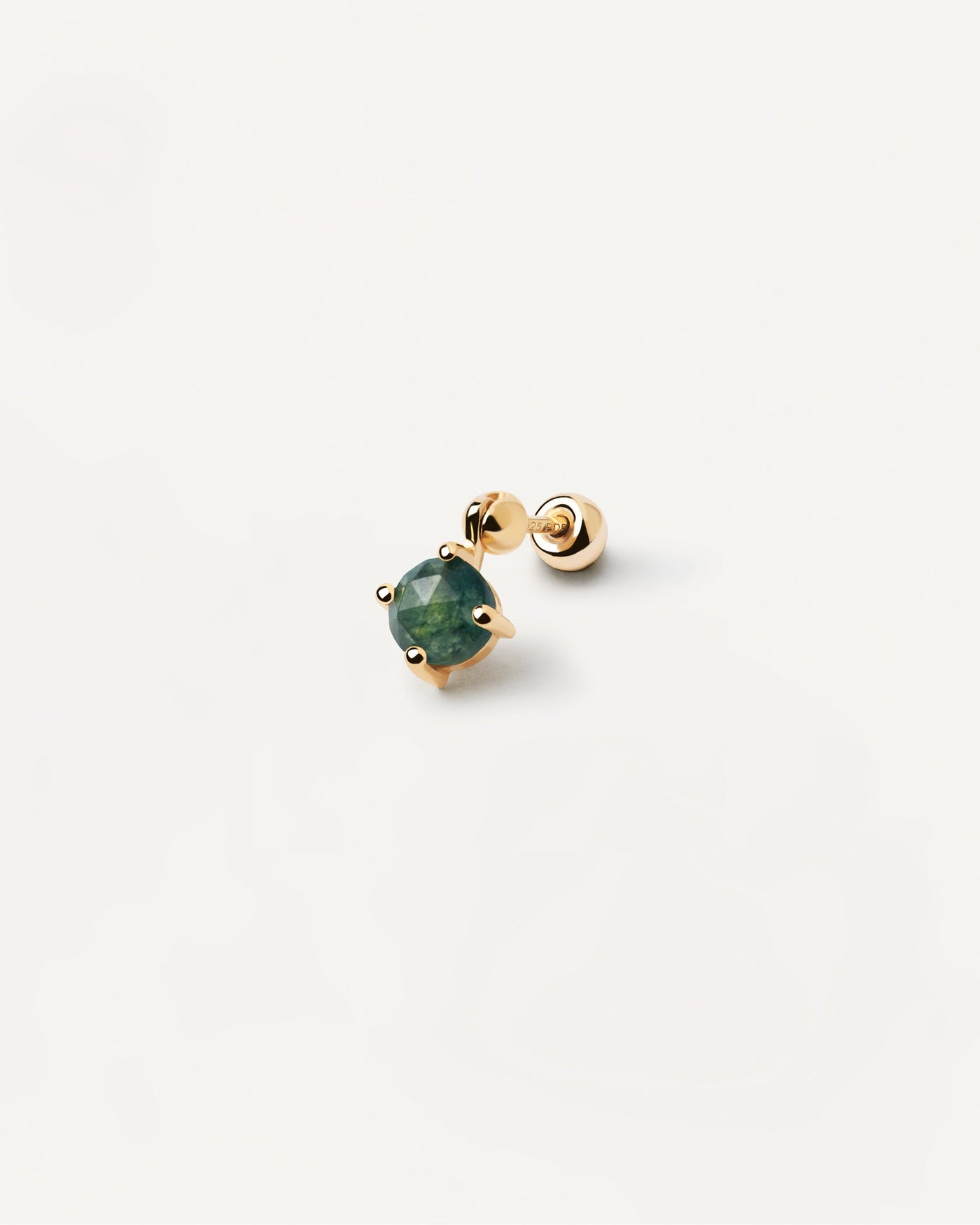 Pendiente Individual Kimi con Ágata Verde. Piercing de oreja bañado en oro con colgante redondo de piedra verde oscuro. Consigue las últimas novedades de PDPAOLA. Haz tu pedido de forma segura y obtén este Best Seller.