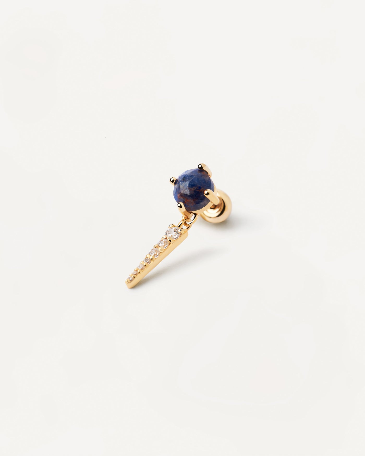 Sélection 2023 | Boucle D’Oreille Individuelle Yoki Sodalite. Piercing d'oreille en plaqué or avec pierre fine bleu foncé et pendentif de zircons blancs. Découvrez les dernières nouveautés de chez PDPAOLA. Commandez et recevez votre bijou en toute sérénité. Livraison gratuite.