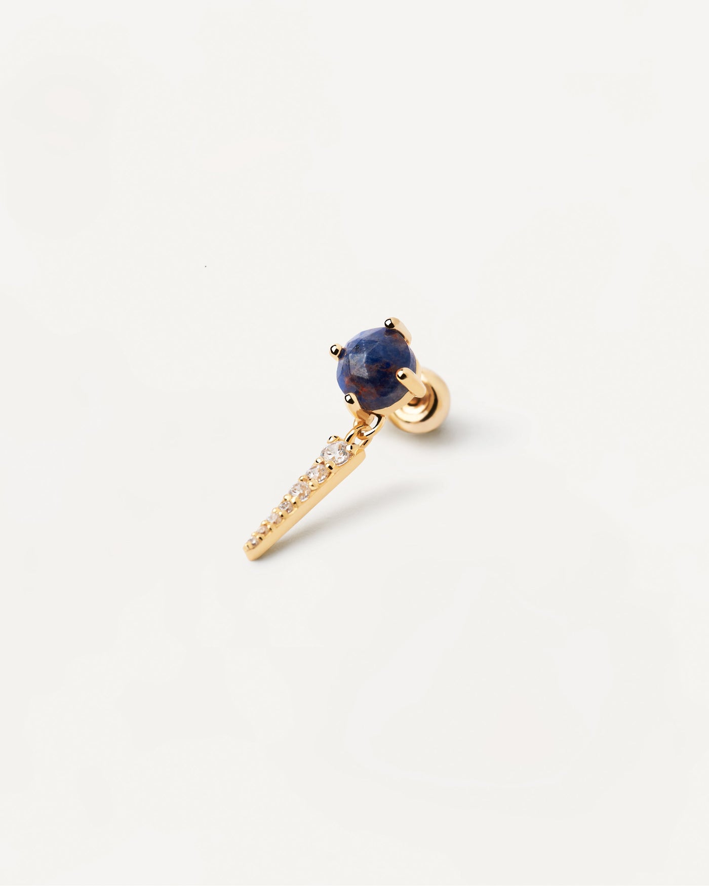 Boucle D’Oreille Individuelle Yoki Sodalite. Piercing d'oreille en plaqué or avec pierre fine bleu foncé et pendentif de zircons blancs. Découvrez les dernières nouveautés de chez PDPAOLA. Commandez et recevez votre bijou en toute sérénité.