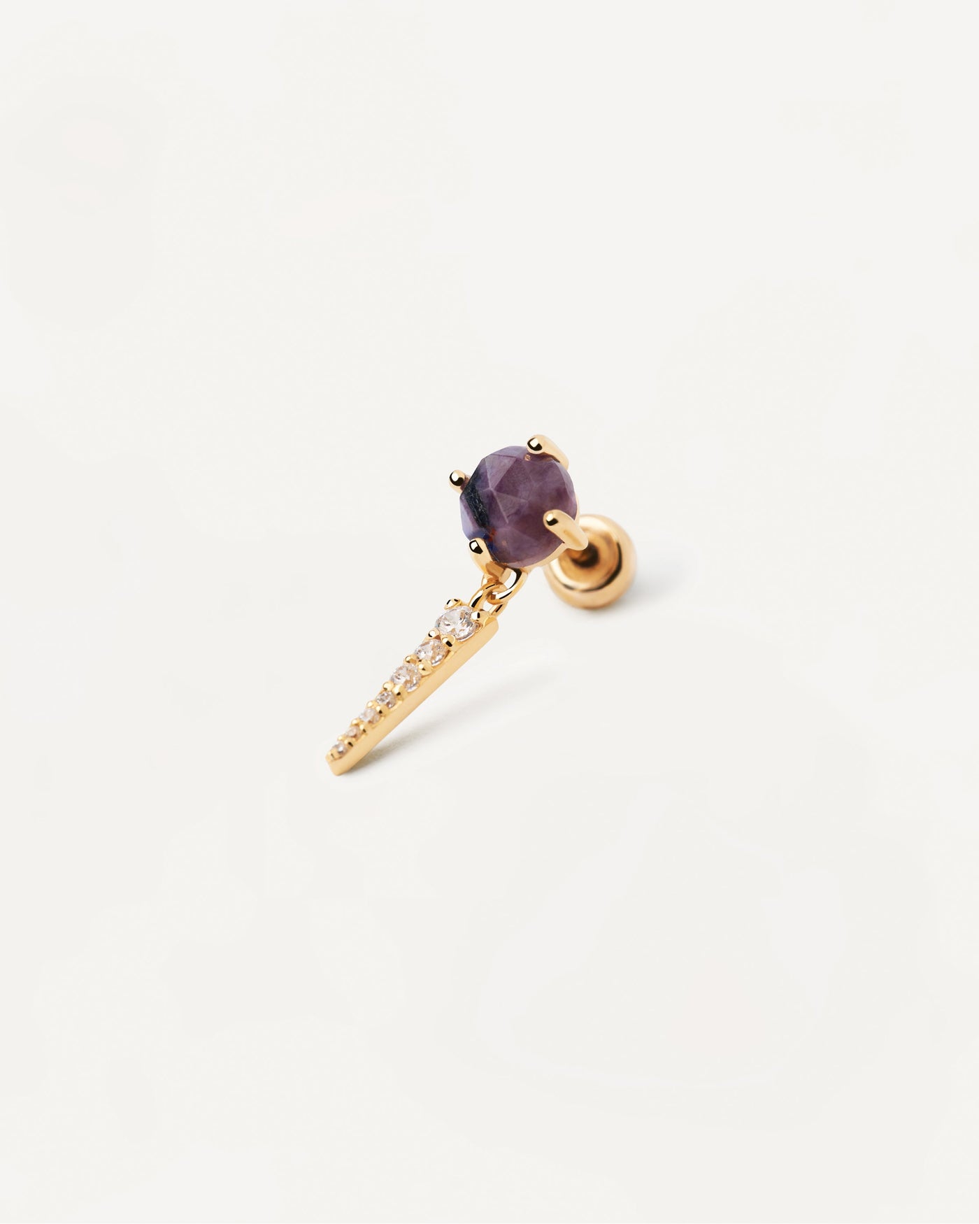 Boucle D’Oreille Individuelle Yoki Charoïte. Piercing d'oreille en plaqué or avec pierre fine violette et pendentif de zircons blancs. Découvrez les dernières nouveautés de chez PDPAOLA. Commandez et recevez votre bijou en toute sérénité.