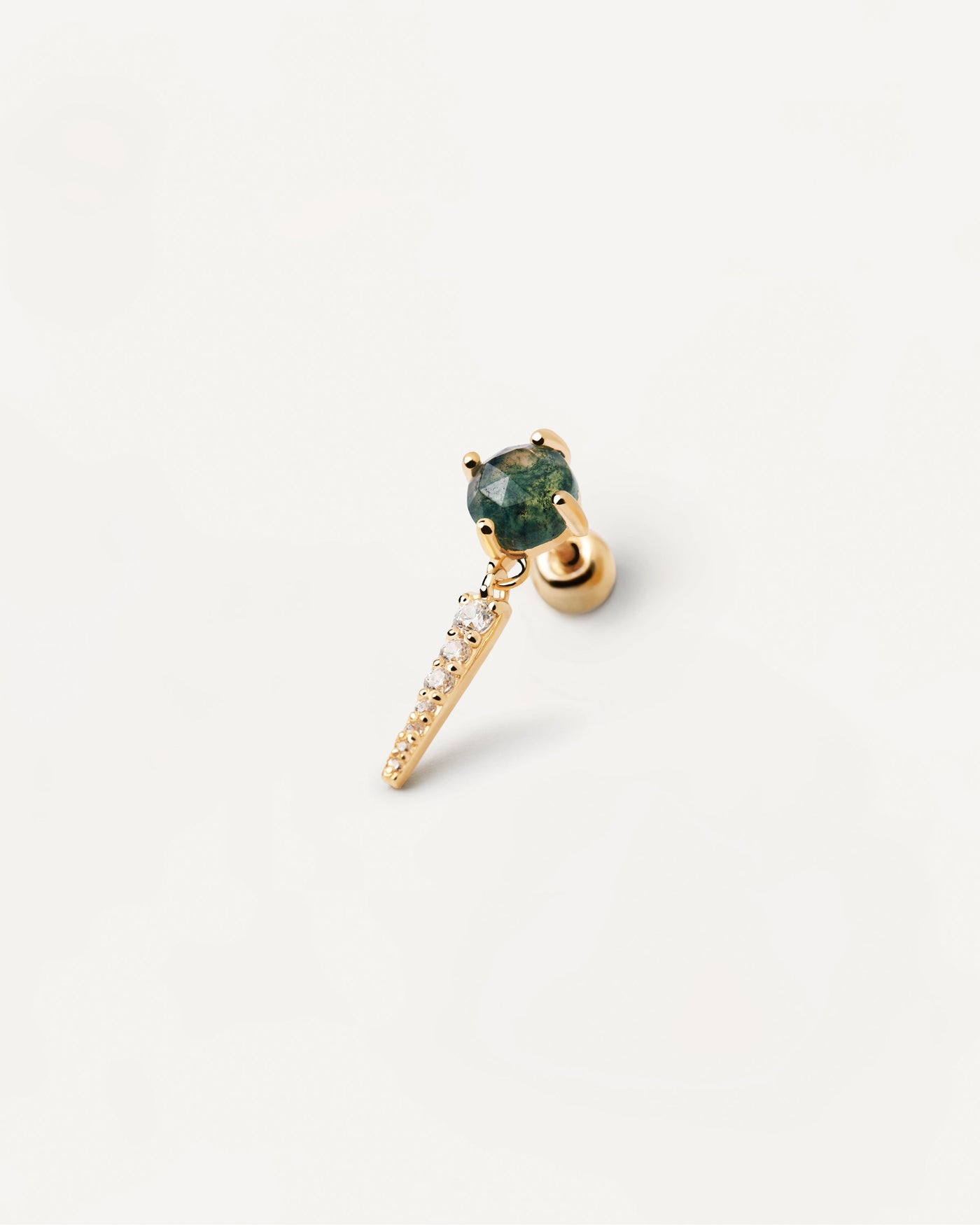 Selección 2023 | Pendiente Individual Yoki Con Ágata Verde. Piercing de oreja bañado en oro con piedra verde oscuro y colgante de circonitas blancas. Consigue las últimas novedades de PDPAOLA. Haz tu pedido de forma segura y obtén este Best Seller. Envío Gratis.