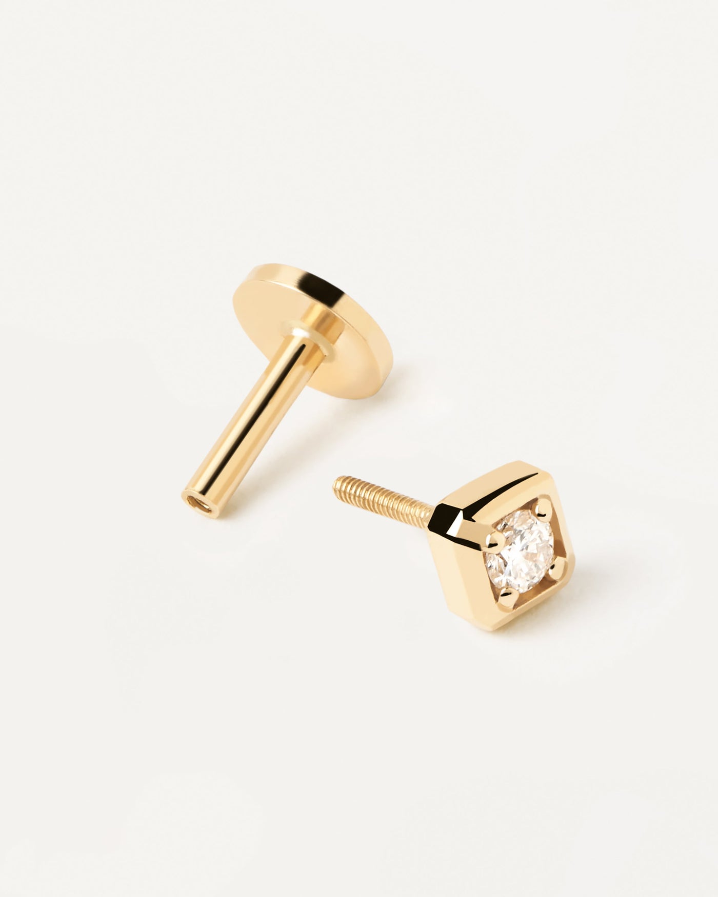 Pendiente Individual de Diamante Y oro Ava. Piercing de oreja en oro amarillo macizo con diamante de laboratorio cuadrado de 0,07 quilates. Consigue las últimas novedades de PDPAOLA. Haz tu pedido de forma segura y obtén este Best Seller.