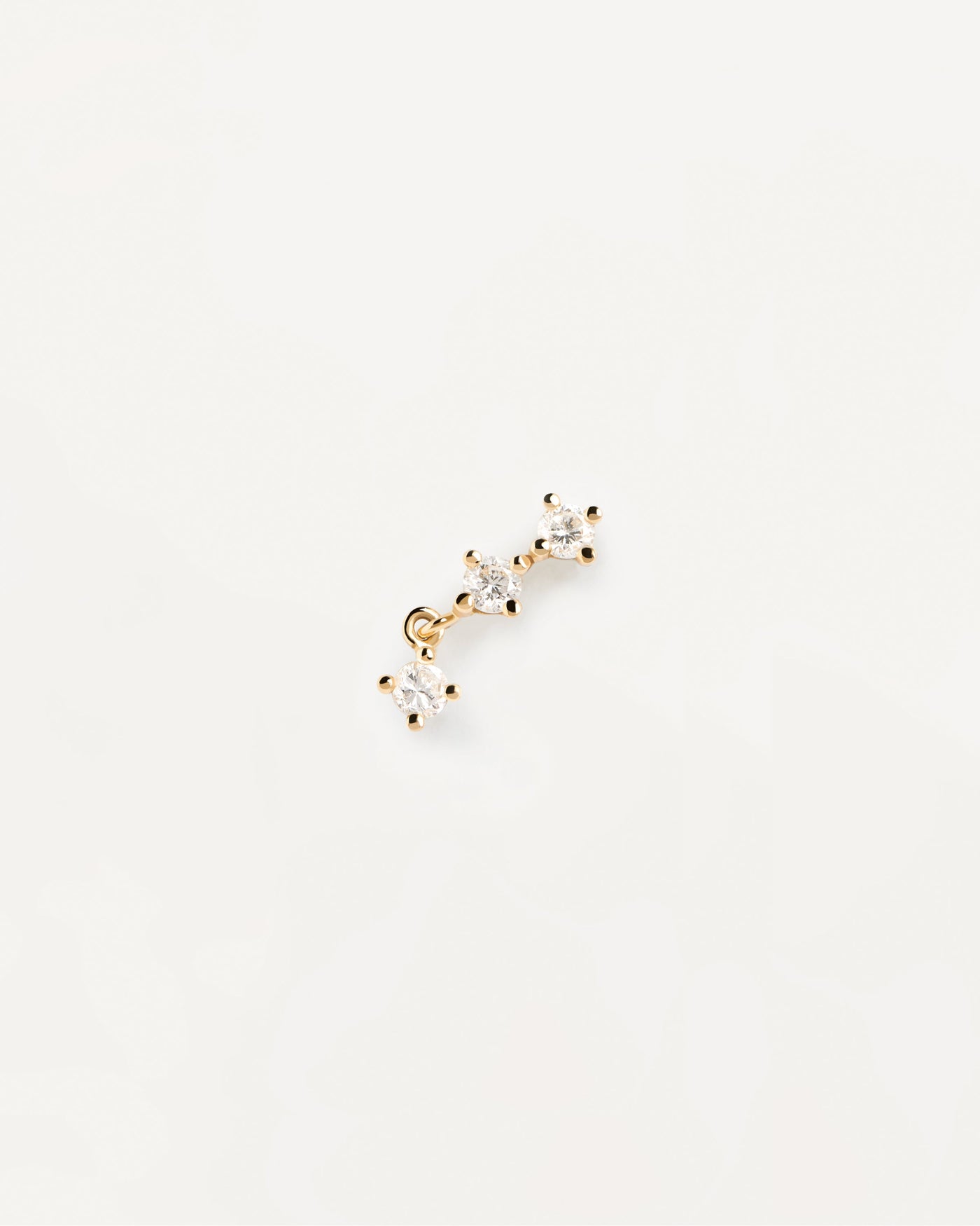 Boucle D'Oreille Individuelle en Diamants Et Or Isabella. Piercing d'oreille en or jaune massif avec trois diamant de laboratoires de laboratoire brillants de 0,18 carat. Découvrez les dernières nouveautés de chez PDPAOLA. Commandez et recevez votre bijou en toute sérénité.