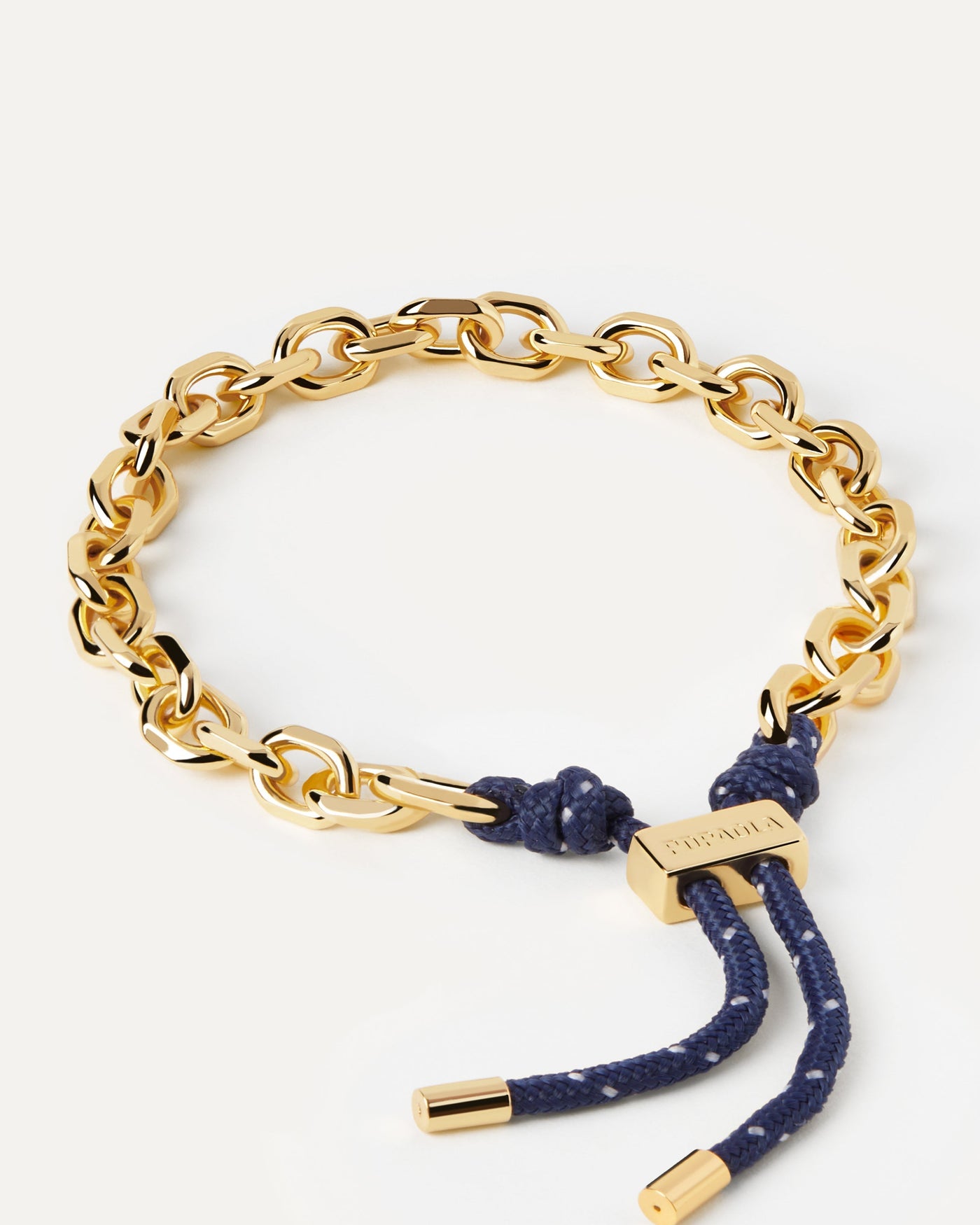 Selezione 2023 | Bracciale Catena e Corda Midnight Essential. Bracciale a catena dorata con corda blu navy e chiusura scorrevole regolabile. Acquista le ultime novità di PDPAOLA. Effettua il tuo ordine in tutta sicurezza e non lasciarti sfuggire questo best seller. Spedizione gratuita.