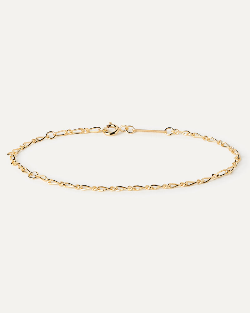 Gold-plated sleek chain bracelet with intertwined asymmetric links