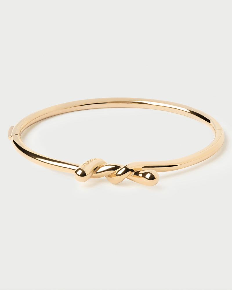 Bracciale rigido distintivo in argento placcato oro con designo fluido e intrecciato