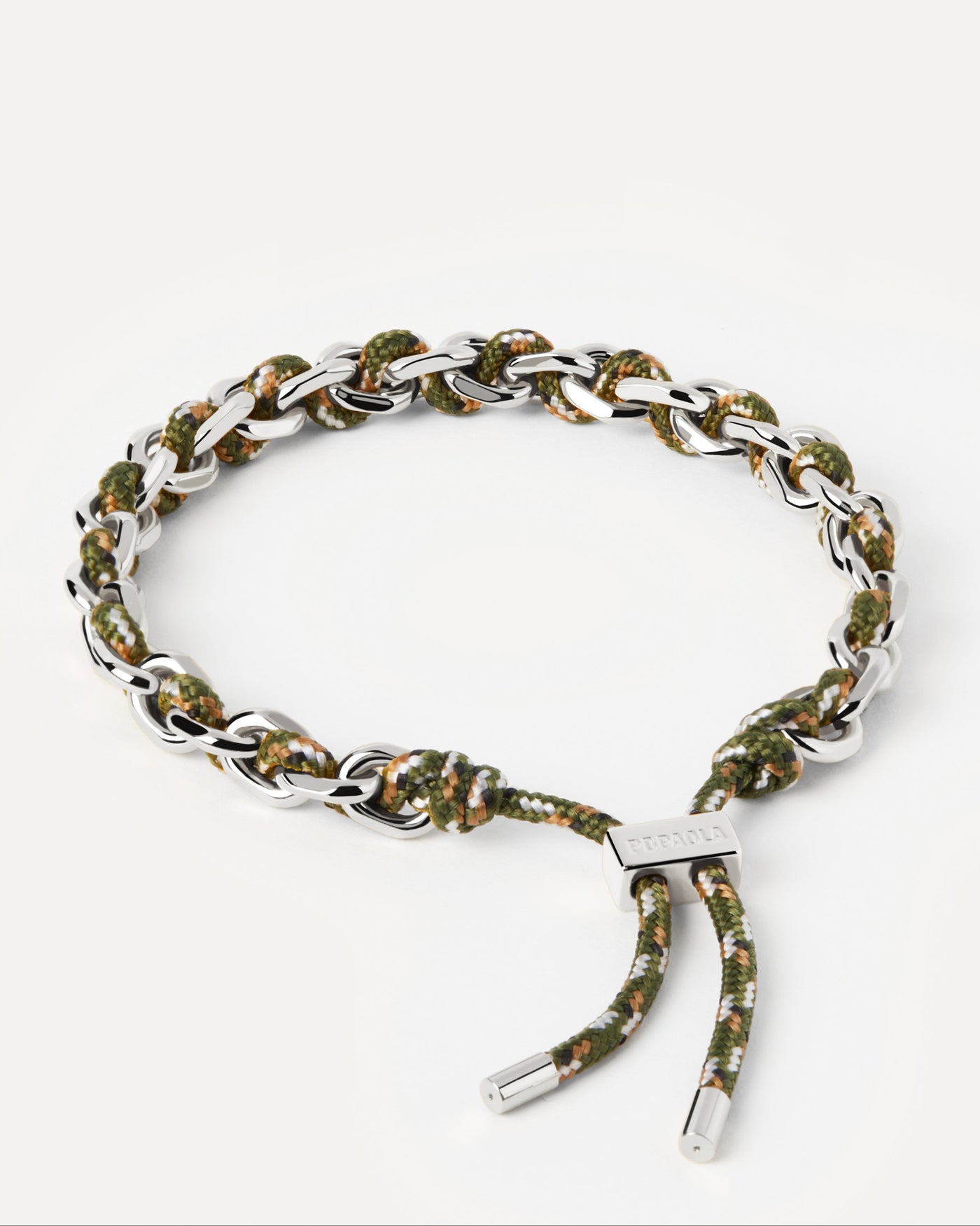 Selezione 2023 | Bracciale Catena Argentata e Corda Cottage. Bracciale a catena argentata con corda verde e chiusura scorrevole regolabile. Acquista le ultime novità di PDPAOLA. Effettua il tuo ordine in tutta sicurezza e non lasciarti sfuggire questo best seller. Spedizione gratuita.