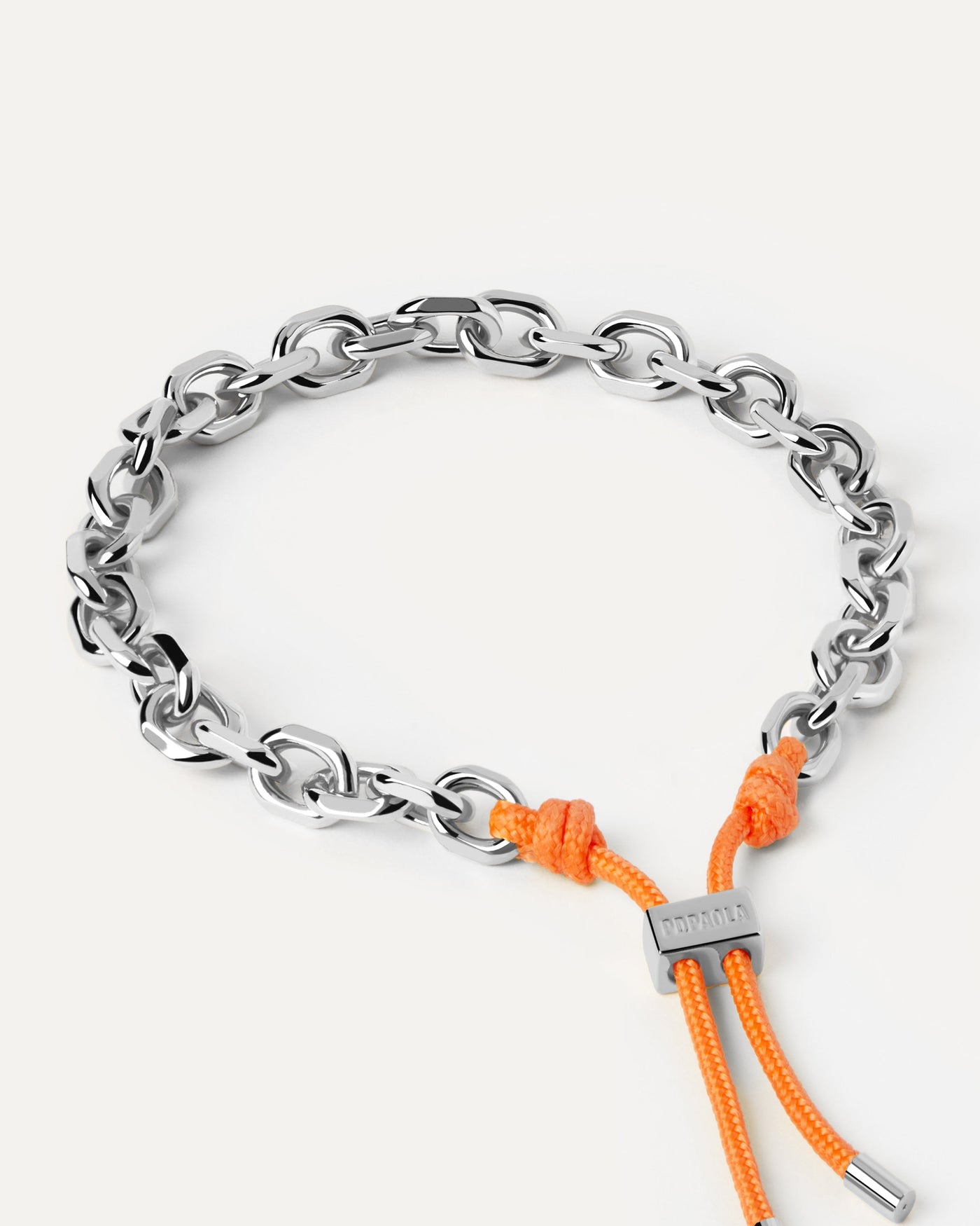 Selezione 2023 | Bracciale Catena Argentata e Corda Tangerine Essential. Bracciale a catena argentata con chiusura scorrevole regolabile in corda arancione. Acquista le ultime novità di PDPAOLA. Effettua il tuo ordine in tutta sicurezza e non lasciarti sfuggire questo best seller. Spedizione gratuita.