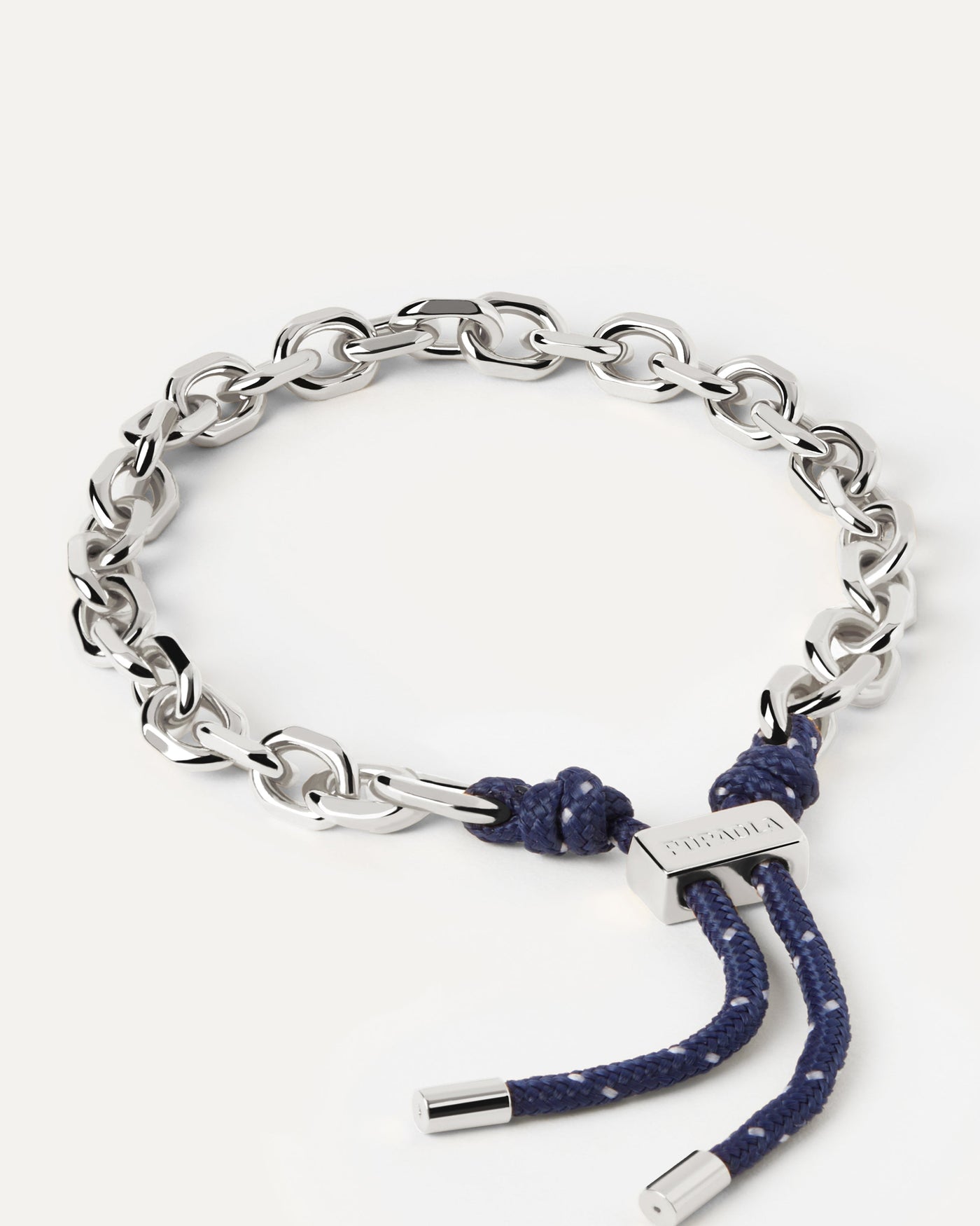 Selezione 2023 | Bracciale Catena Argentata e Corda Midnight Essential. Bracciale a catena argentata con chiusura scorrevole regolabile in corda blu navy. Acquista le ultime novità di PDPAOLA. Effettua il tuo ordine in tutta sicurezza e non lasciarti sfuggire questo best seller. Spedizione gratuita.