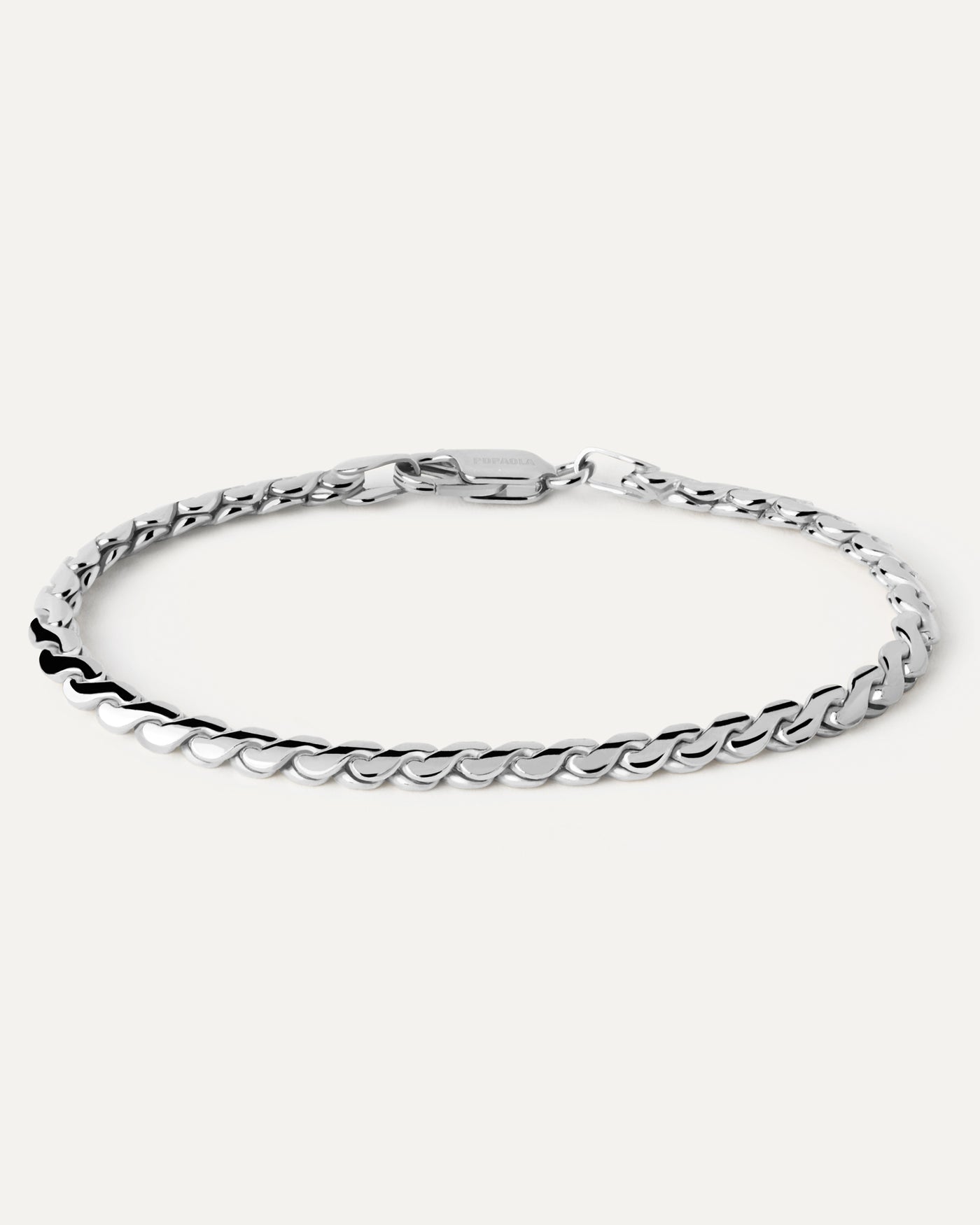 Bracciale a Catena in Argento Large Serpentine. Bracciale moderna a catena spessa a serpentina in argento con maglie intrecciate. Acquista le ultime novità di PDPAOLA. Effettua il tuo ordine in tutta sicurezza e non lasciarti sfuggire questo best seller.