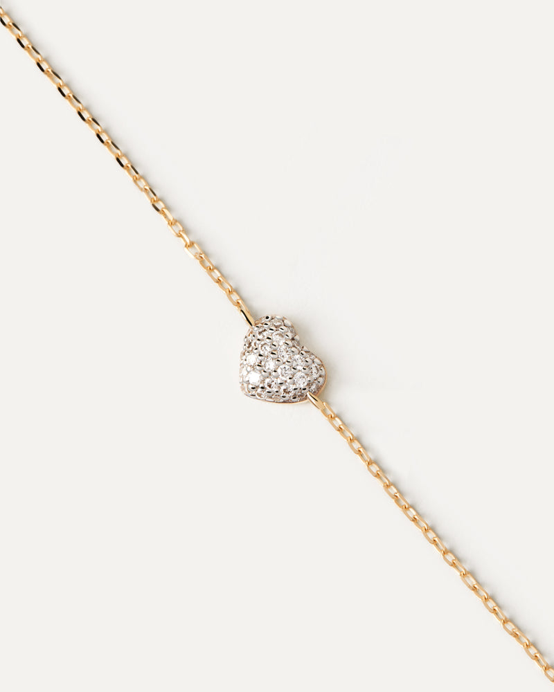 Delicato bracciale in oro giallo con pavé di diamanti di laboratorio a forma di cuore