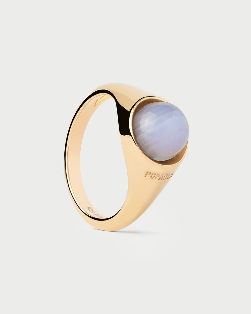 Anello semisferico placcato in oro con pietra ovale blu sulla sommità