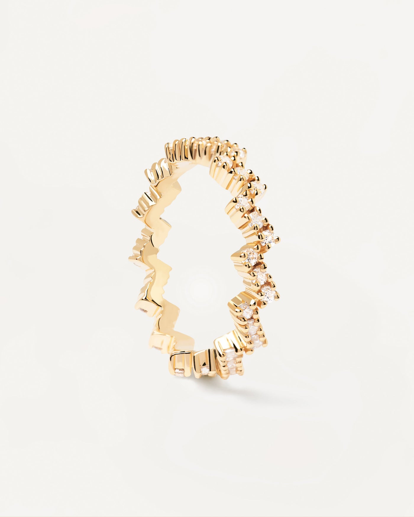 Sélection 2023 | Bague The Zipper. Bague zigzag en plaqué or et zircons blancs. Découvrez les dernières nouveautés de chez PDPAOLA. Commandez et recevez votre bijou en toute sérénité. Livraison gratuite.
