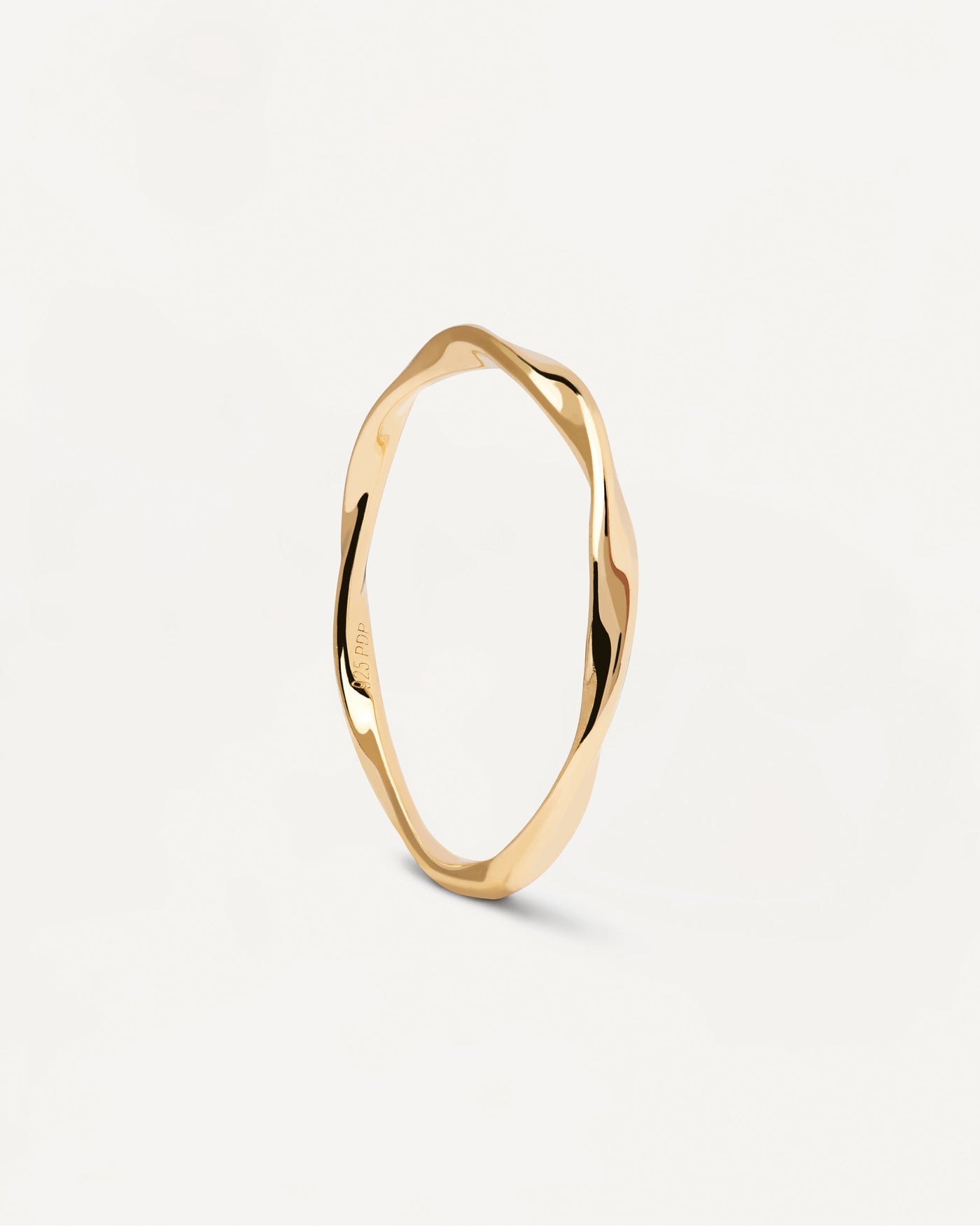 Spiral Ring. Gedrehter Ring aus vergoldetem Sterlingsilber. Erhalten Sie die neuesten Produkte von PDPAOLA. Geben Sie Ihre Bestellung sicher auf und erhalten Sie diesen Bestseller.