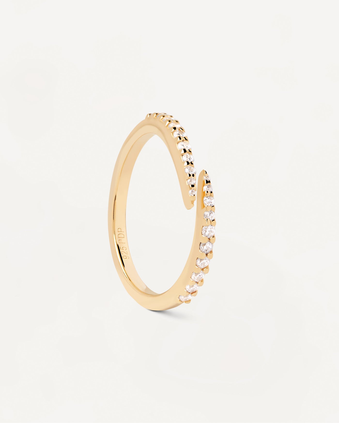 Sélection 2023 | Bague Embrace. Bague ouverte en argent plaqué or avec de délicats cristaux blancs. Découvrez les dernières nouveautés de chez PDPAOLA. Commandez et recevez votre bijou en toute sérénité. Livraison gratuite.