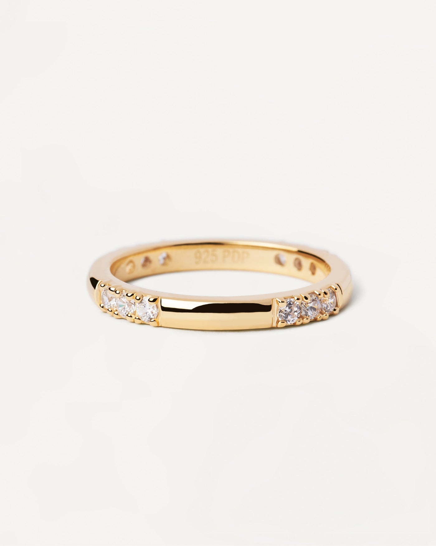 Anillo Fabi. Elegante anillo de plata con baño de oro y circonitas blancas. Consigue las últimas novedades de PDPAOLA. Haz tu pedido de forma segura y obtén este Best Seller.