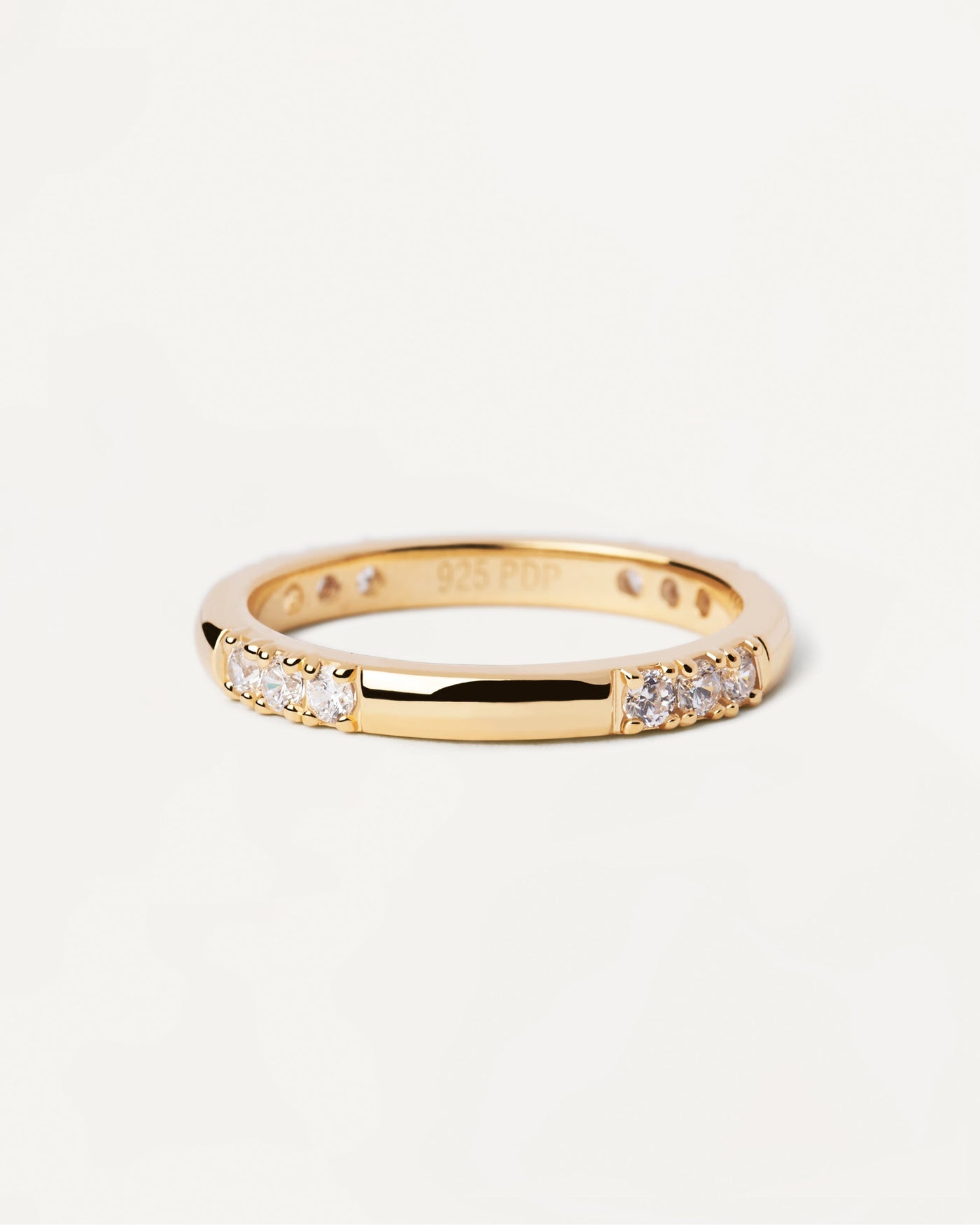 Sélection 2023 | Bague Fabi. Élégante bague en argent plaqué or incrustée de zircons blancs. Découvrez les dernières nouveautés de chez PDPAOLA. Commandez et recevez votre bijou en toute sérénité. Livraison gratuite.