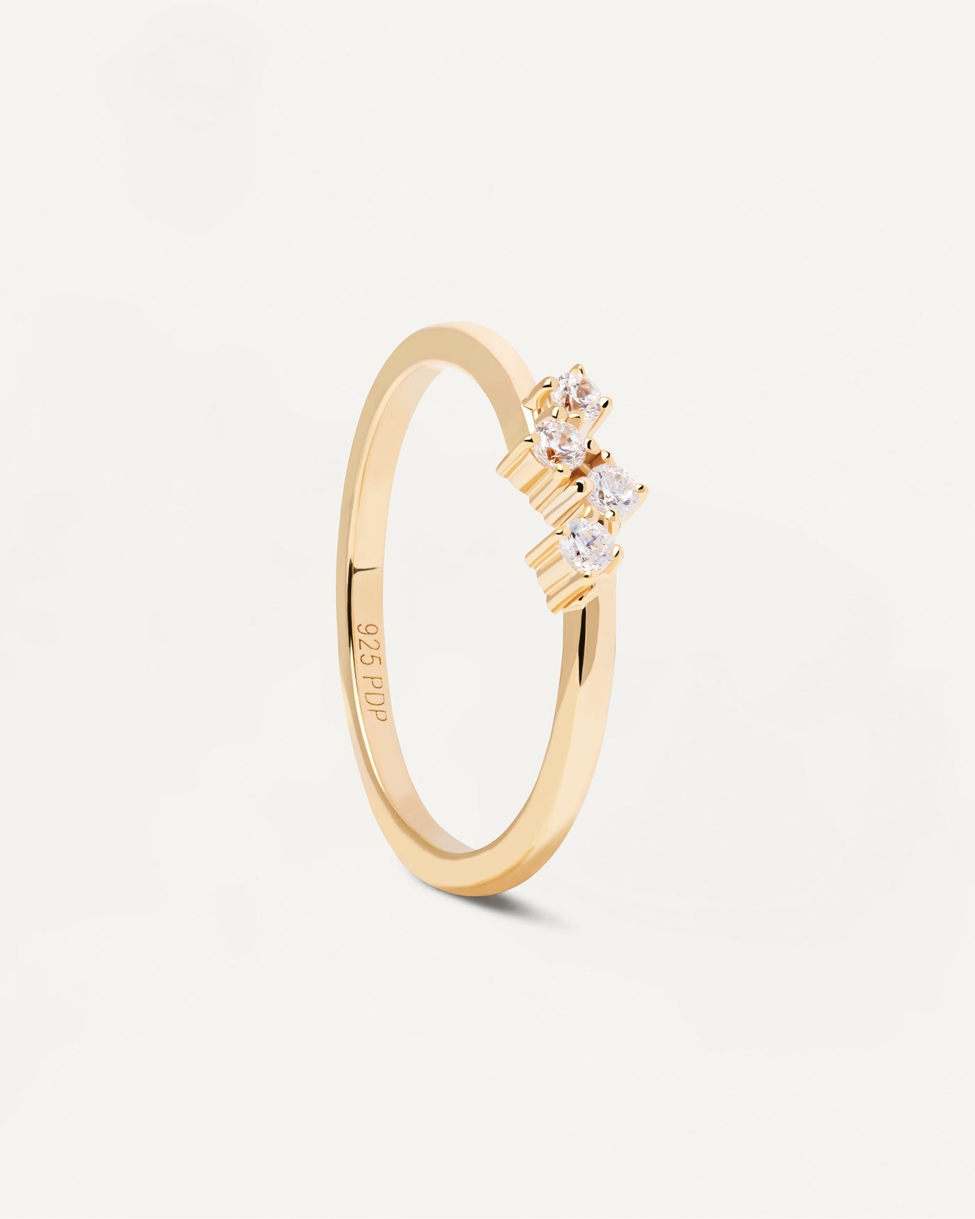 Sélection 2024 | Bague Quatre. Bague simple et élégante en argent plaqué or avec 4 zircons blancs. Découvrez les dernières nouveautés de chez PDPAOLA. Commandez et recevez votre bijou en toute sérénité. Livraison gratuite.