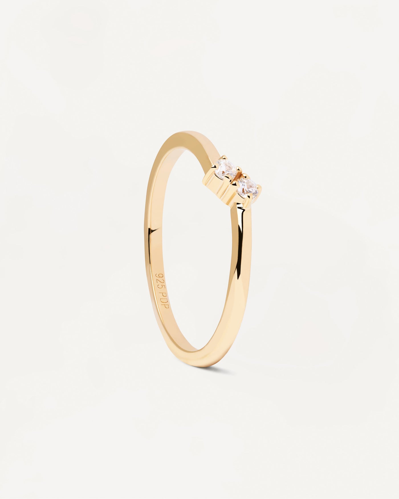 Sortiment 2023 | Couplet Ring. Schlichter Ring aus vergoldetem Silber mit 2 filigranen Zirkonias. Erhalten Sie die neuesten Produkte von PDPAOLA. Geben Sie Ihre Bestellung sicher auf und erhalten Sie diesen Bestseller. Kostenloser Versand.